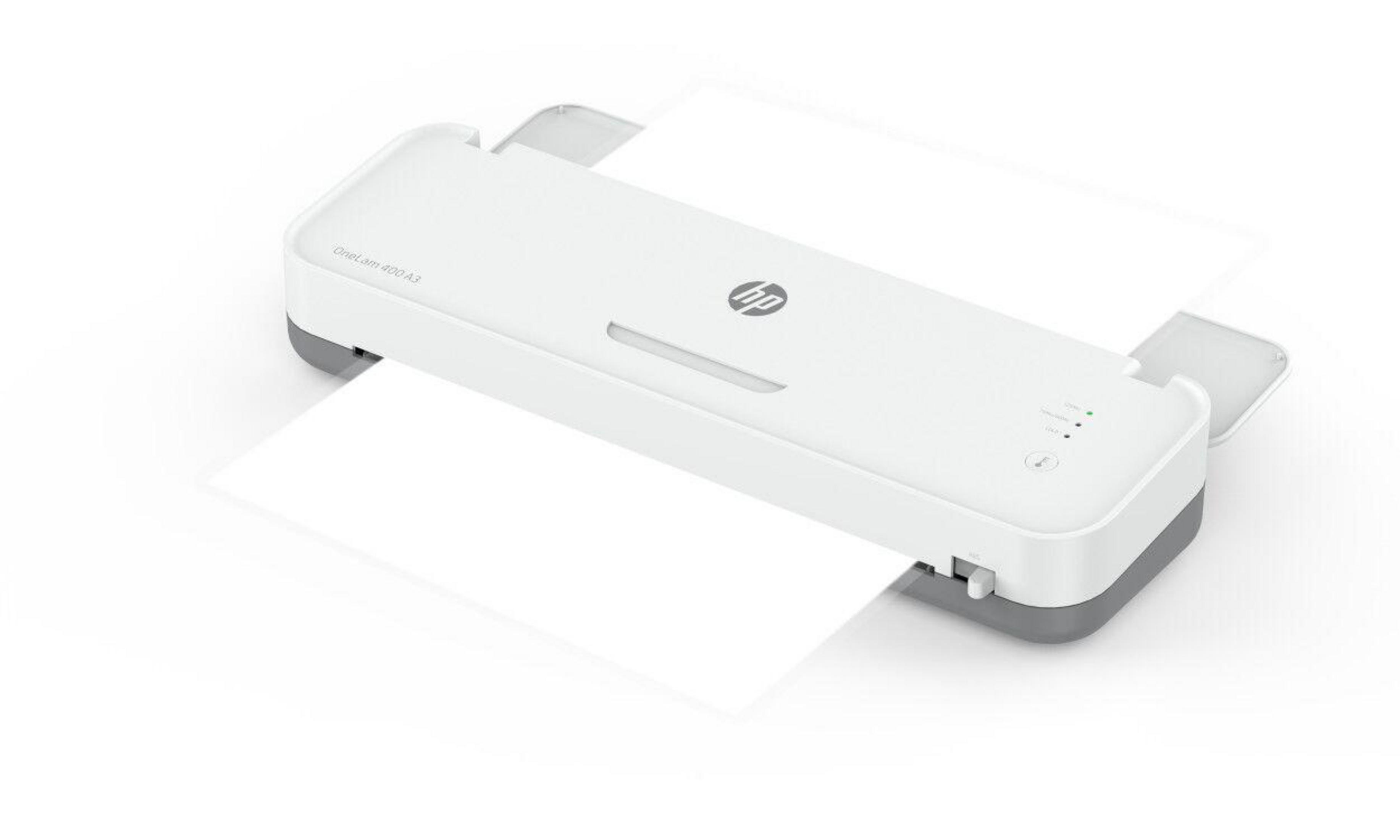 Białe laminator HP z włożonym papierem na białym tle. Urządzenie ma szarą podstawę.