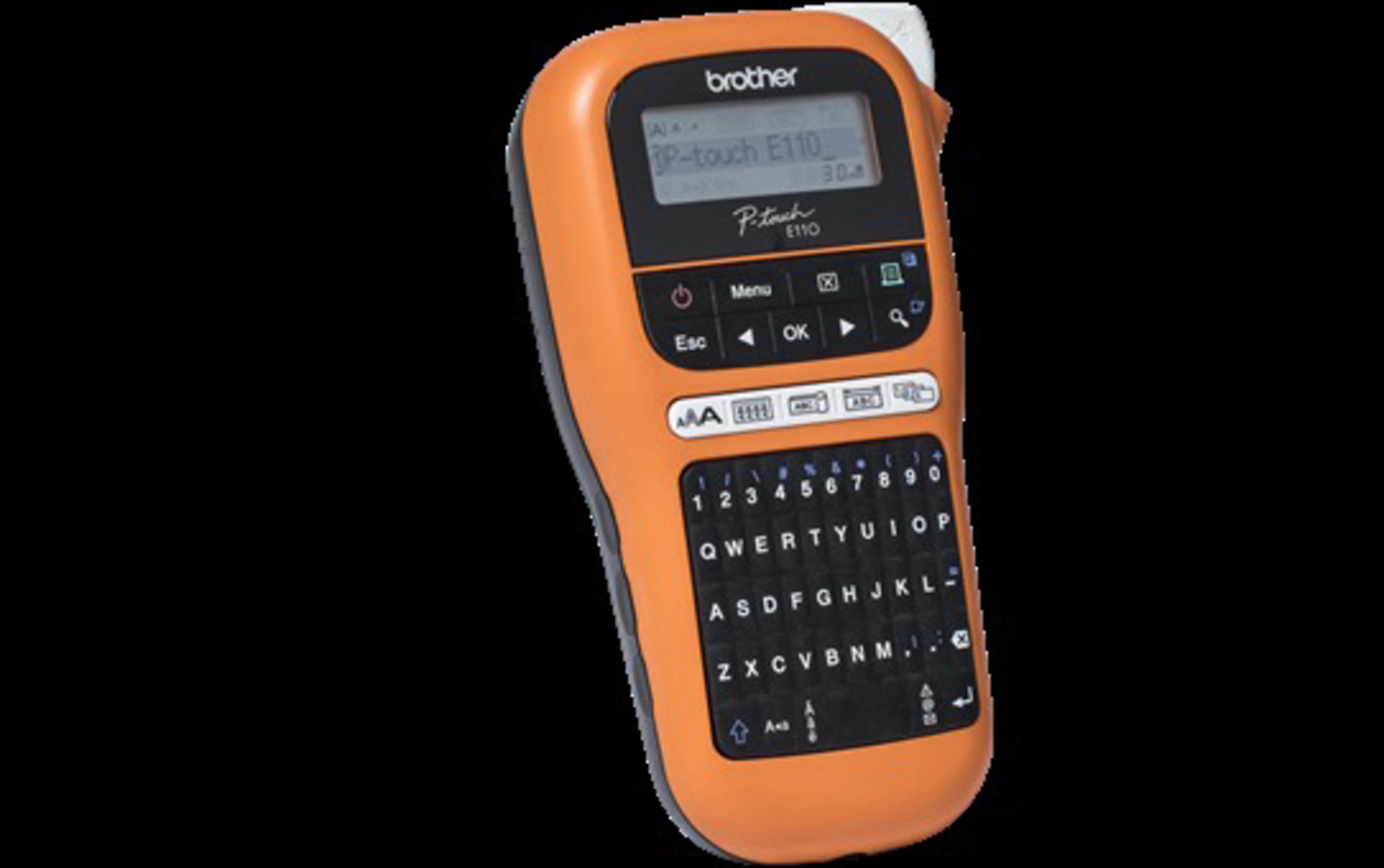 Ein orangefarbener Brother P-touch Etikettendrucker mit Tastatur und Bildschirm auf schwarzem Hintergrund.