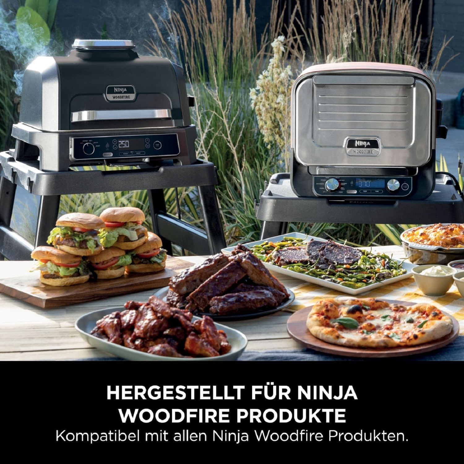 Dwa czarne grille z jedzeniem, na zewnątrz. Są też inne dania.