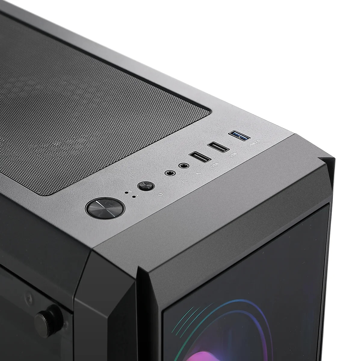 Primer plano de una caja de ordenador. Tiene puertos USB, conectores de audio y botón de encendido.