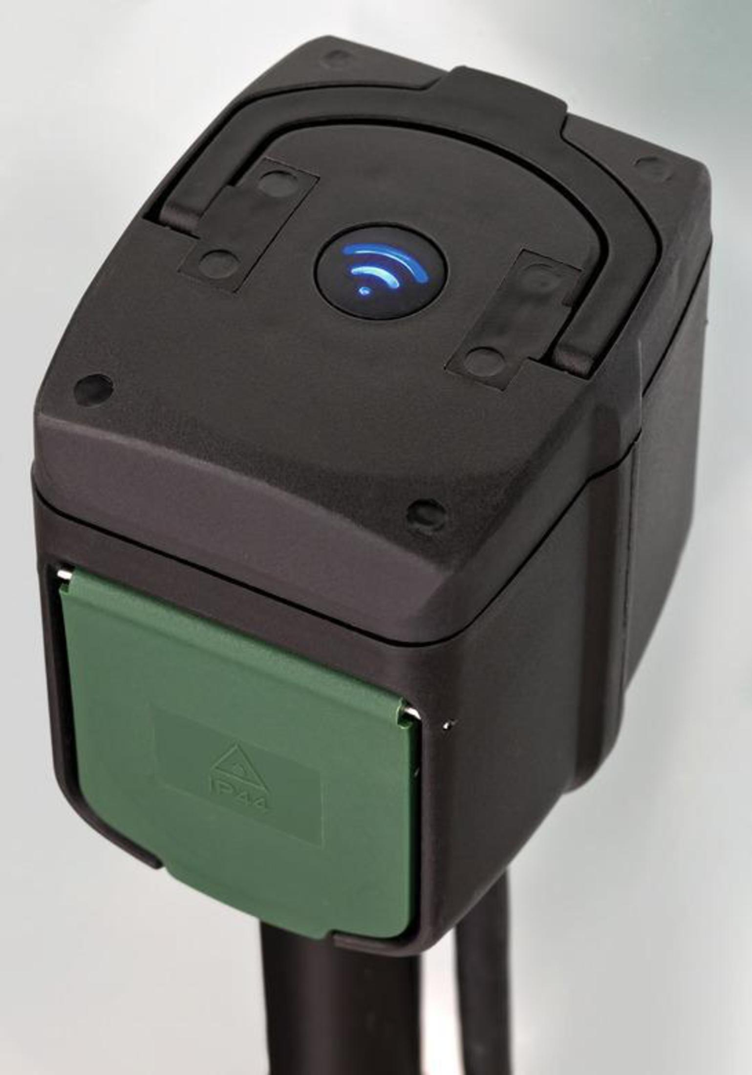 Scatola elettrica nera e verde con simbolo wifi blu. Ha un coperchio verde e due cavi neri.