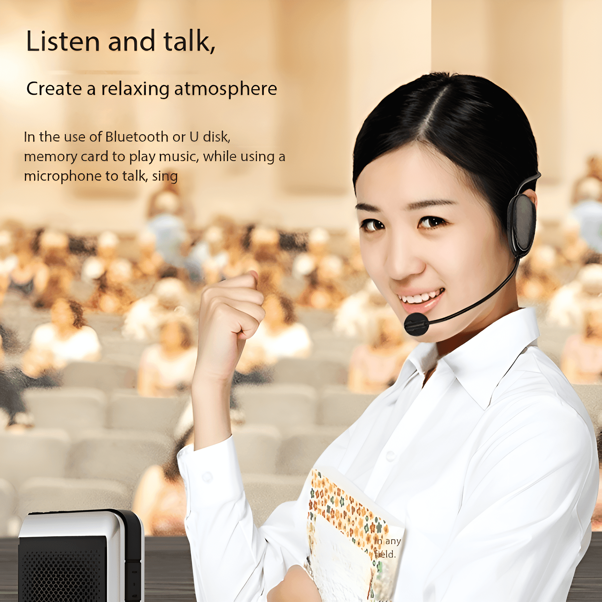 Frau mit Headset-Mikrofon, lächelnd. Text: Zuhören und sprechen.