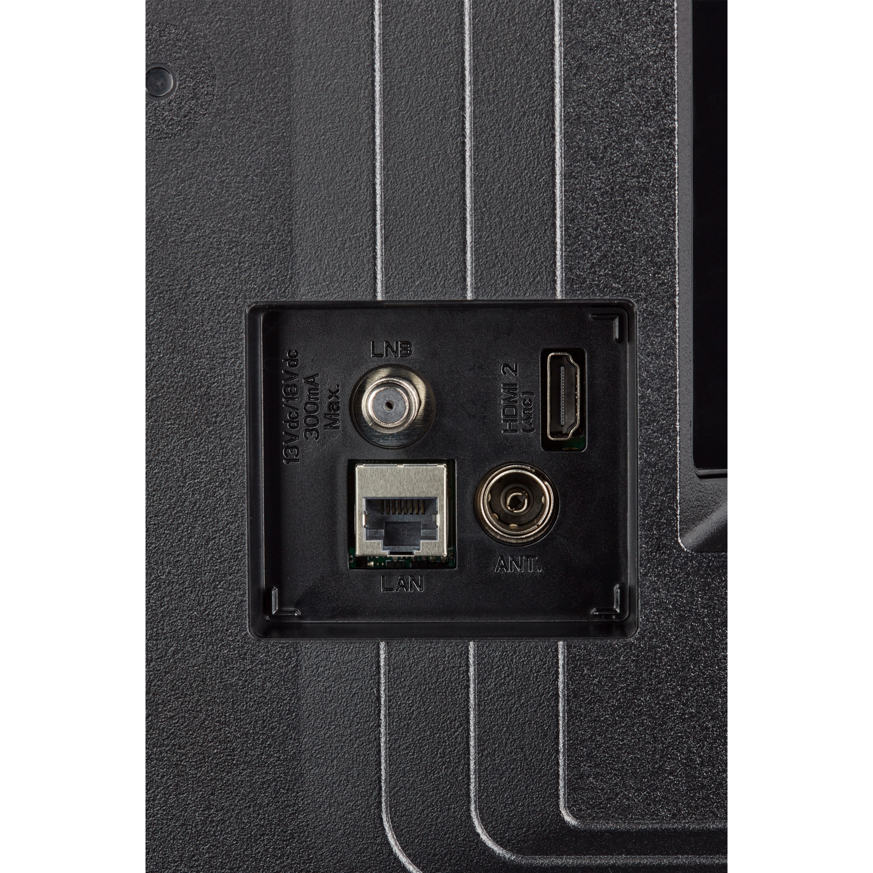 Close-up van de achterkant van een tv met aansluitpoorten: LAN, HDMI, ANT en stroomingang.