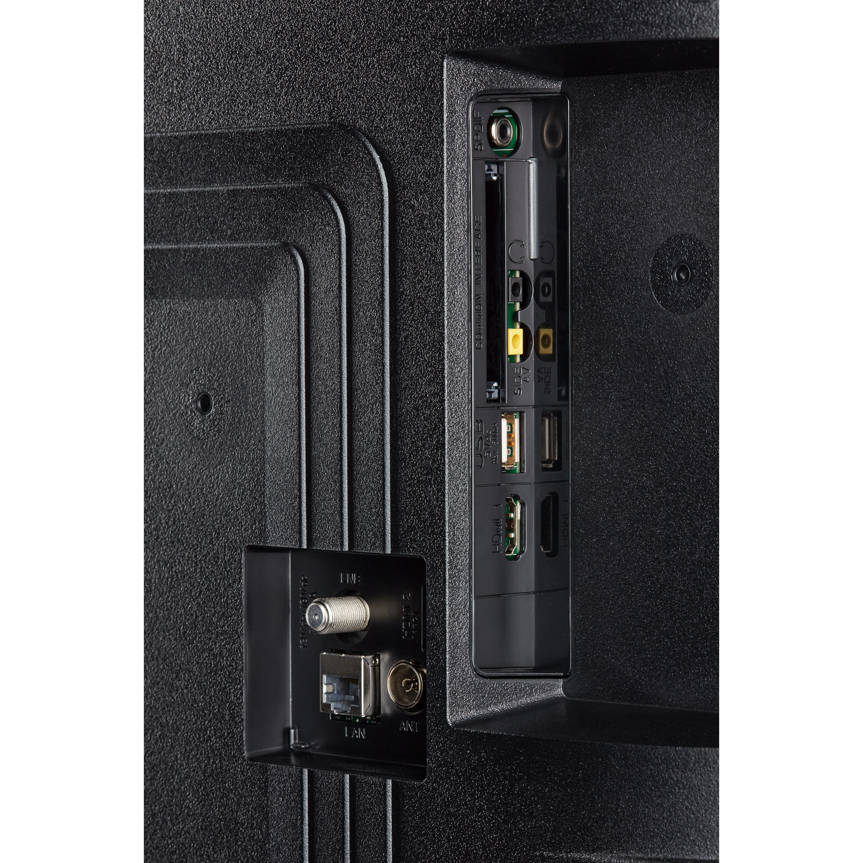 Achterpaneel van een tv met verschillende poorten, waaronder HDMI, USB en LAN.