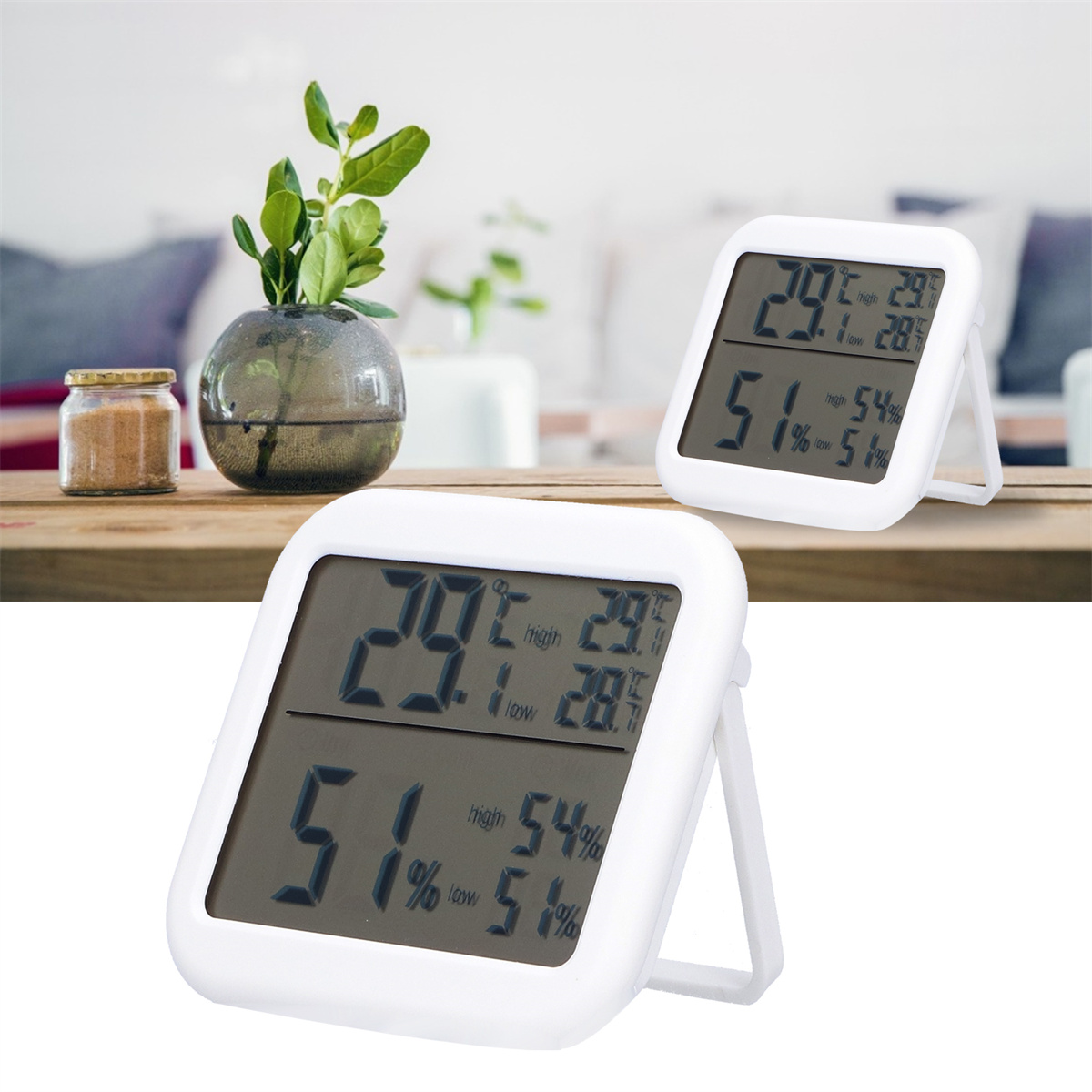 Zwei weiße digitale Thermometer, die Temperatur und Luftfeuchtigkeit anzeigen, mit Pflanze und Deko im Hintergrund.