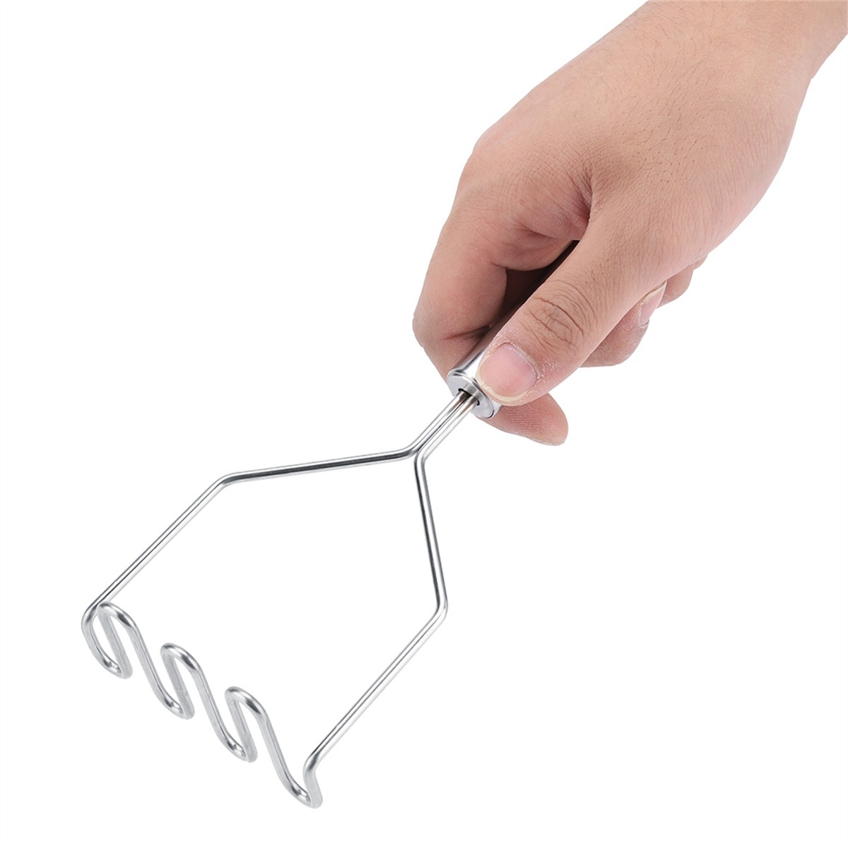 Eine Hand, die einen silbernen Kartoffelstampfer hält, ein Küchenutensil zum Kartoffelstampfen.