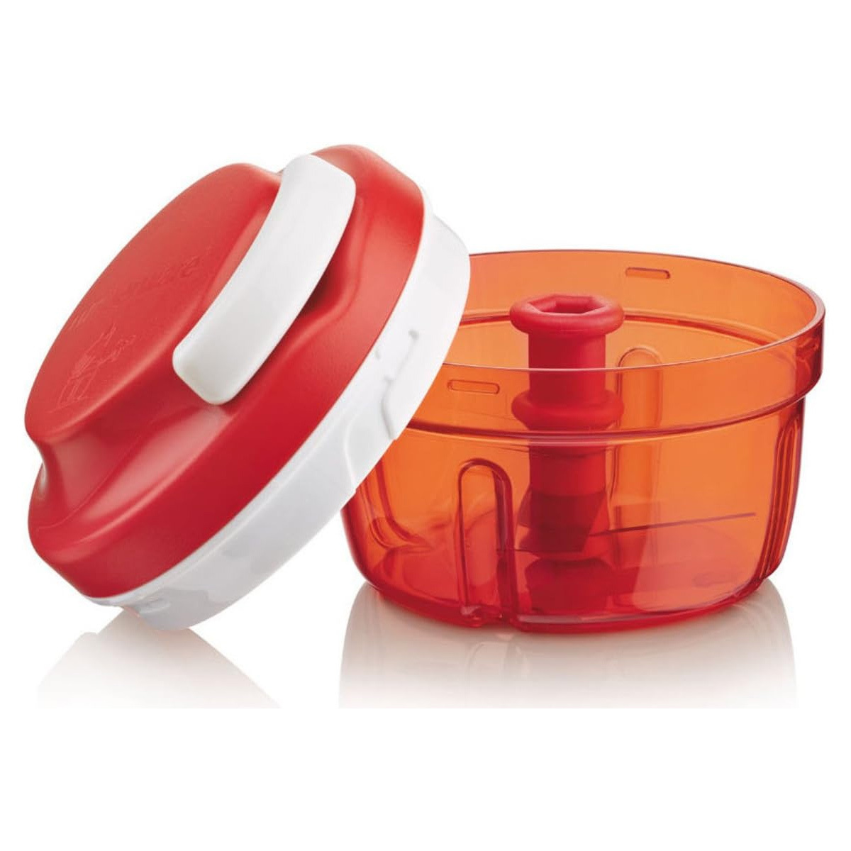 Roter und orangefarbener Tupperware-Zerkleinerer mit weißem Griff und Deckel. Geöffnet, mit einem transparenten Behälter.