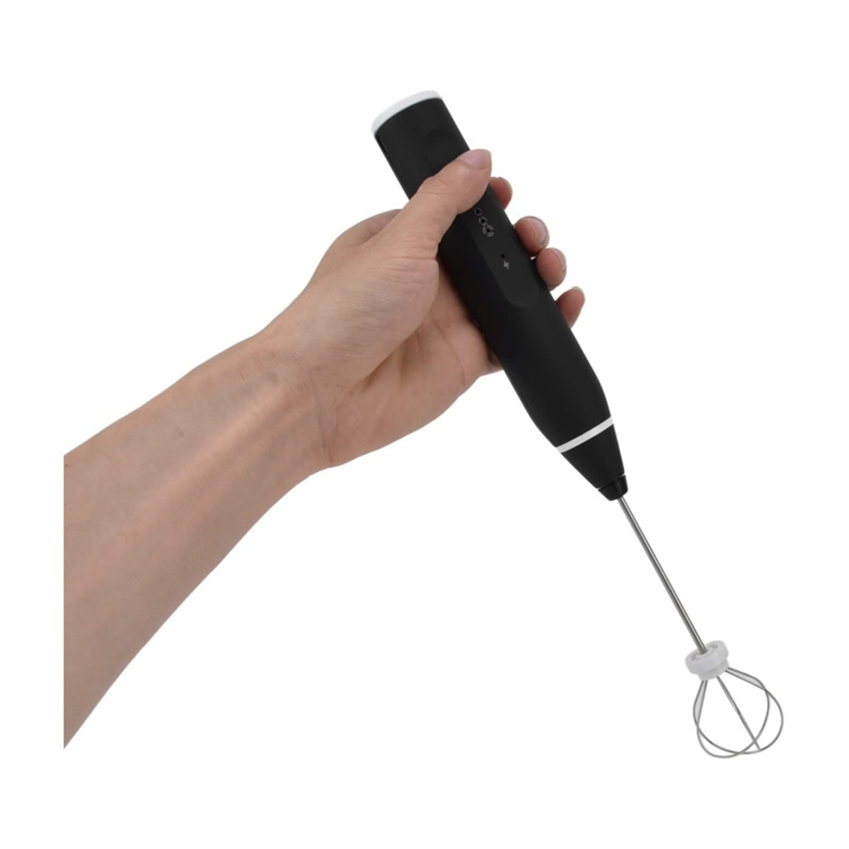 Eine Hand hält einen schwarz-weißen Stabmixer mit einem Schneebesen.