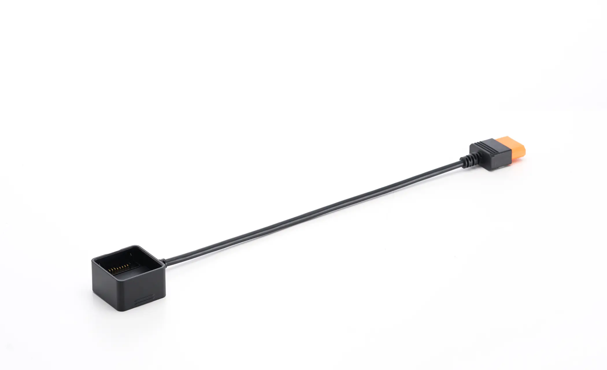 Ein schwarzes Kabel mit einem orangefarbenen Stecker rechts und einem quadratischen Stecker links.