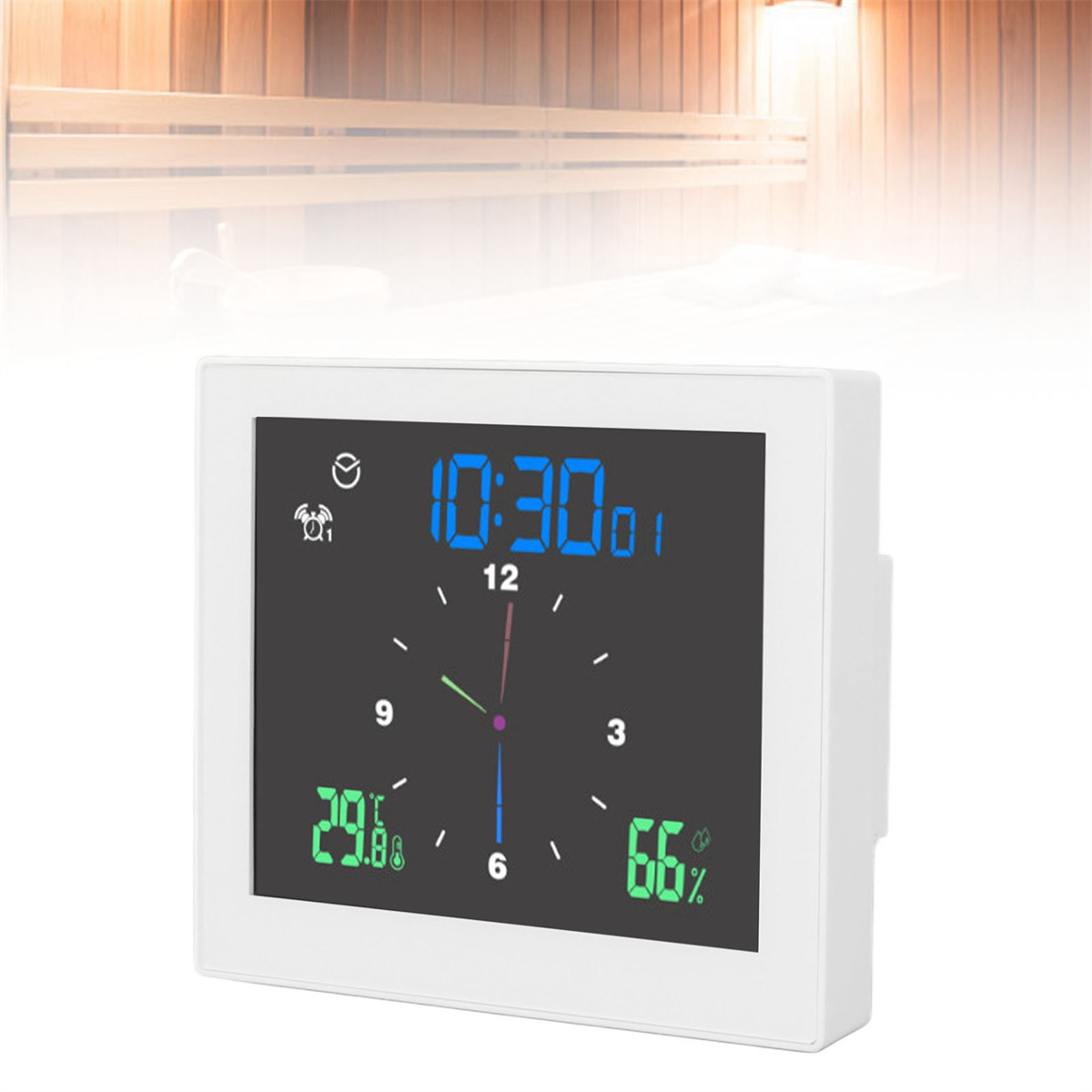 Eine weiße Digitaluhr zeigt Zeit, Temperatur und Luftfeuchtigkeit, im Saunahintergrund.