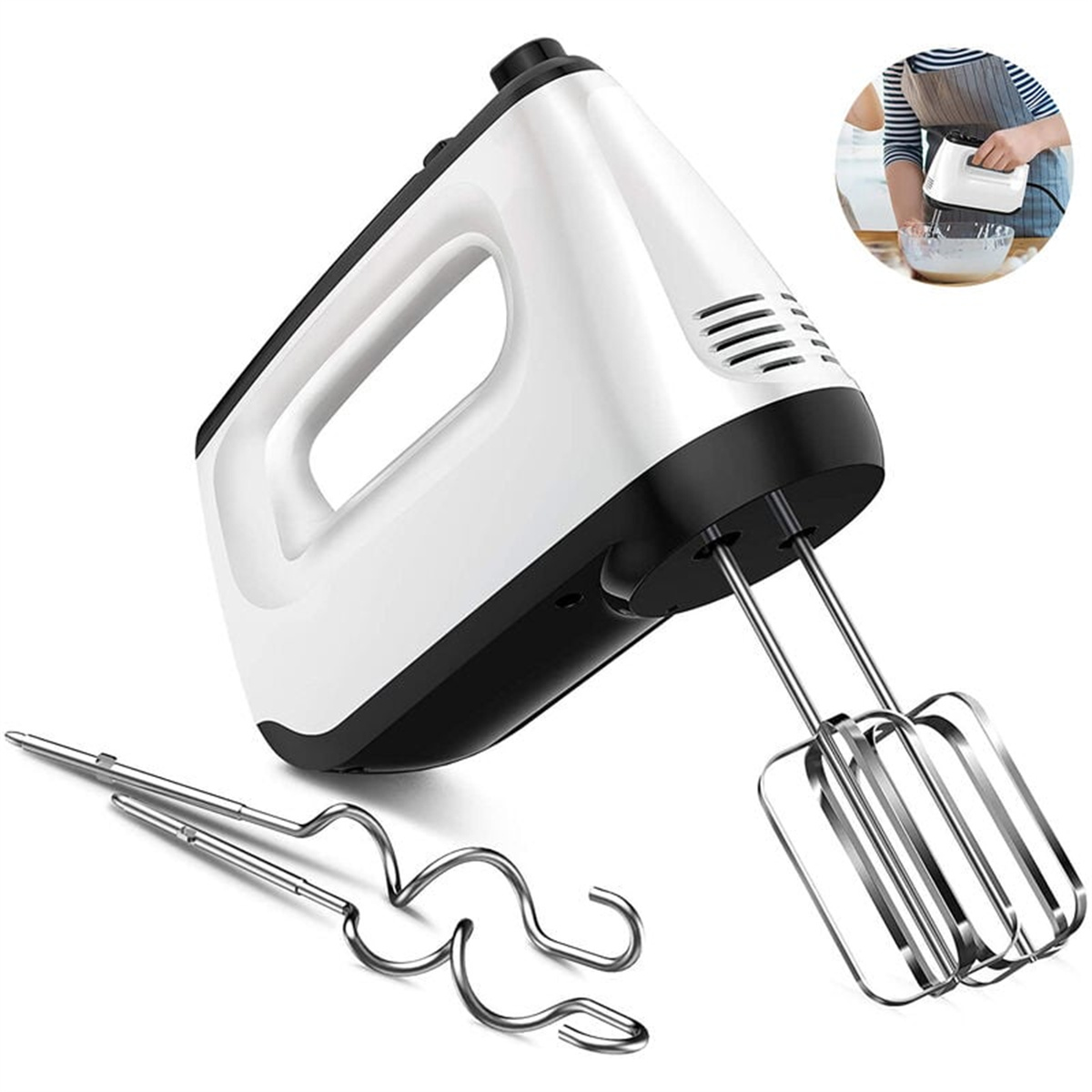Ein weißer und schwarzer Handmixer mit Rührbesen. Zusätzliche Rührbesen sind links.