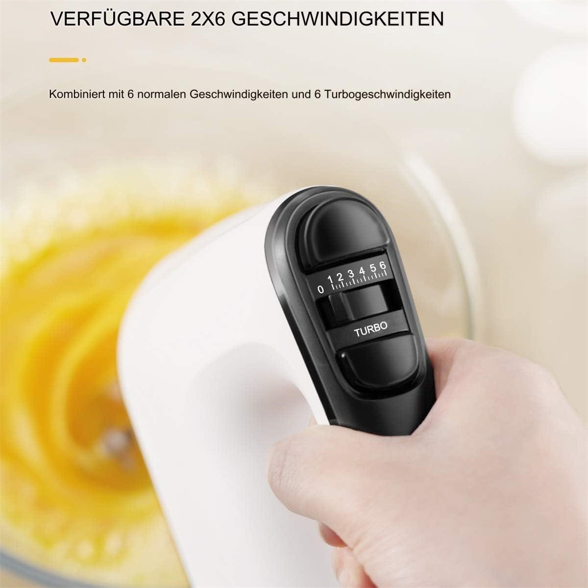 Hand hält einen weißen Handmixer mit Geschwindigkeitsreglern. Zeigt Einstellungen und eine Schüssel mit Teig.