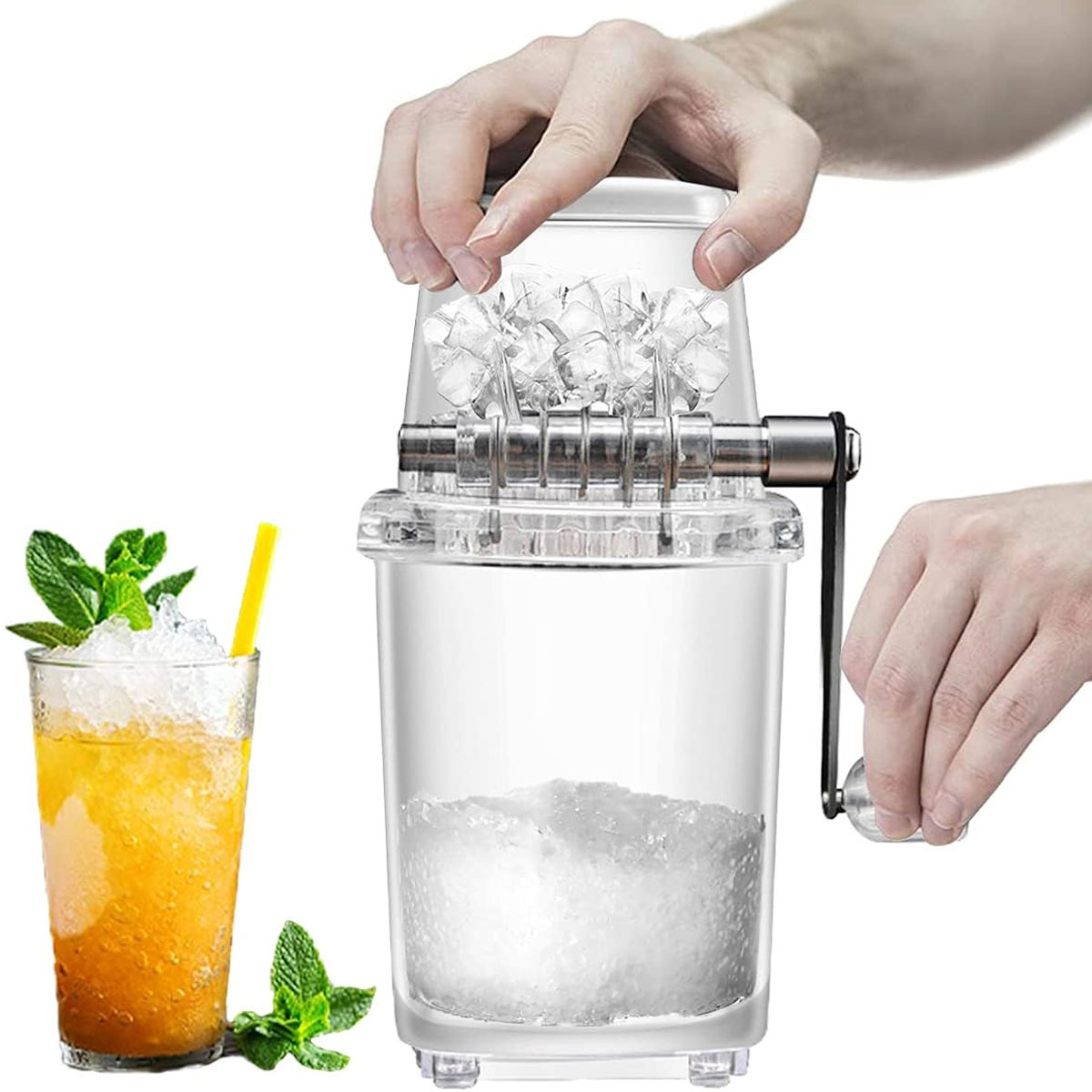 Hände bedienen eine Eismaschine, daneben ein Glas Orangensaft mit Minzblättern.