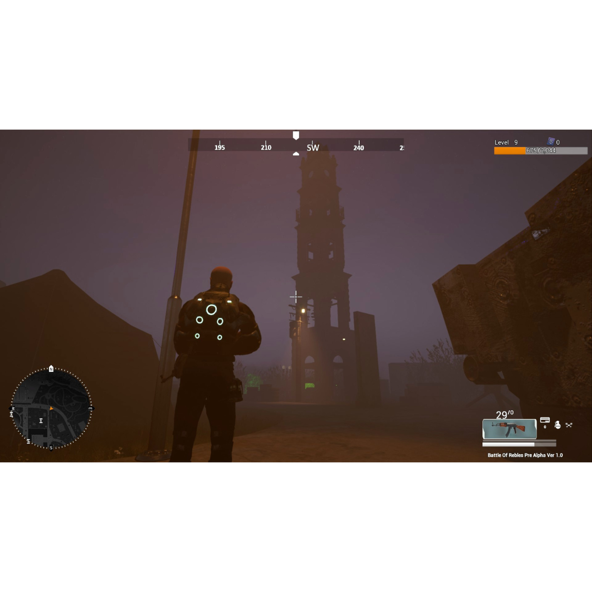 Una escena de videojuego. Un hombre de ropa oscura en un entorno neblinoso, con una torre al fondo.
