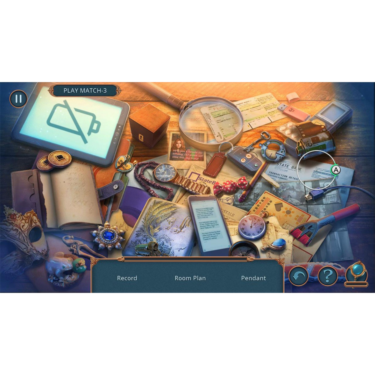 Interfaz de juego en pantalla, con objetos y opciones. Incluye una lupa y una tableta.