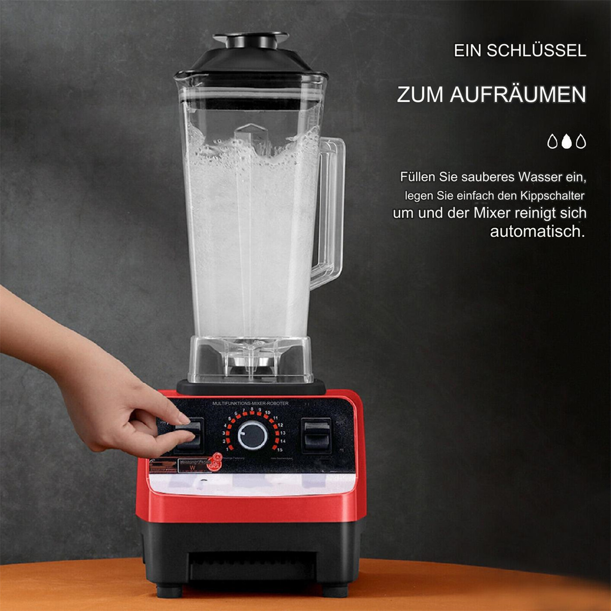 Eine Hand bedient eine rot-schwarze Mixmaschine.
