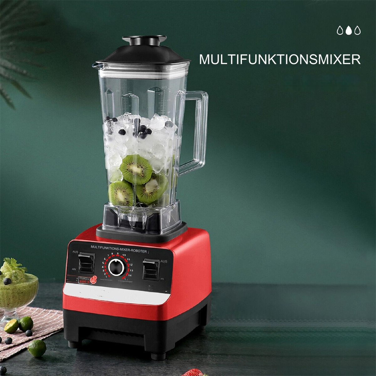 Ein roter und schwarzer Mixer mit einem transparenten Behälter, gefüllt mit Eis, Kiwischeiben und Blaubeeren.