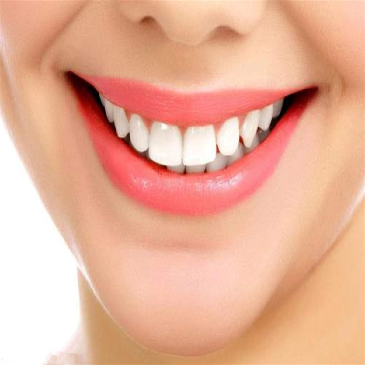 Nahaufnahme des Mundes einer lächelnden Frau mit weißen Zähnen und rosa Lippenstift.