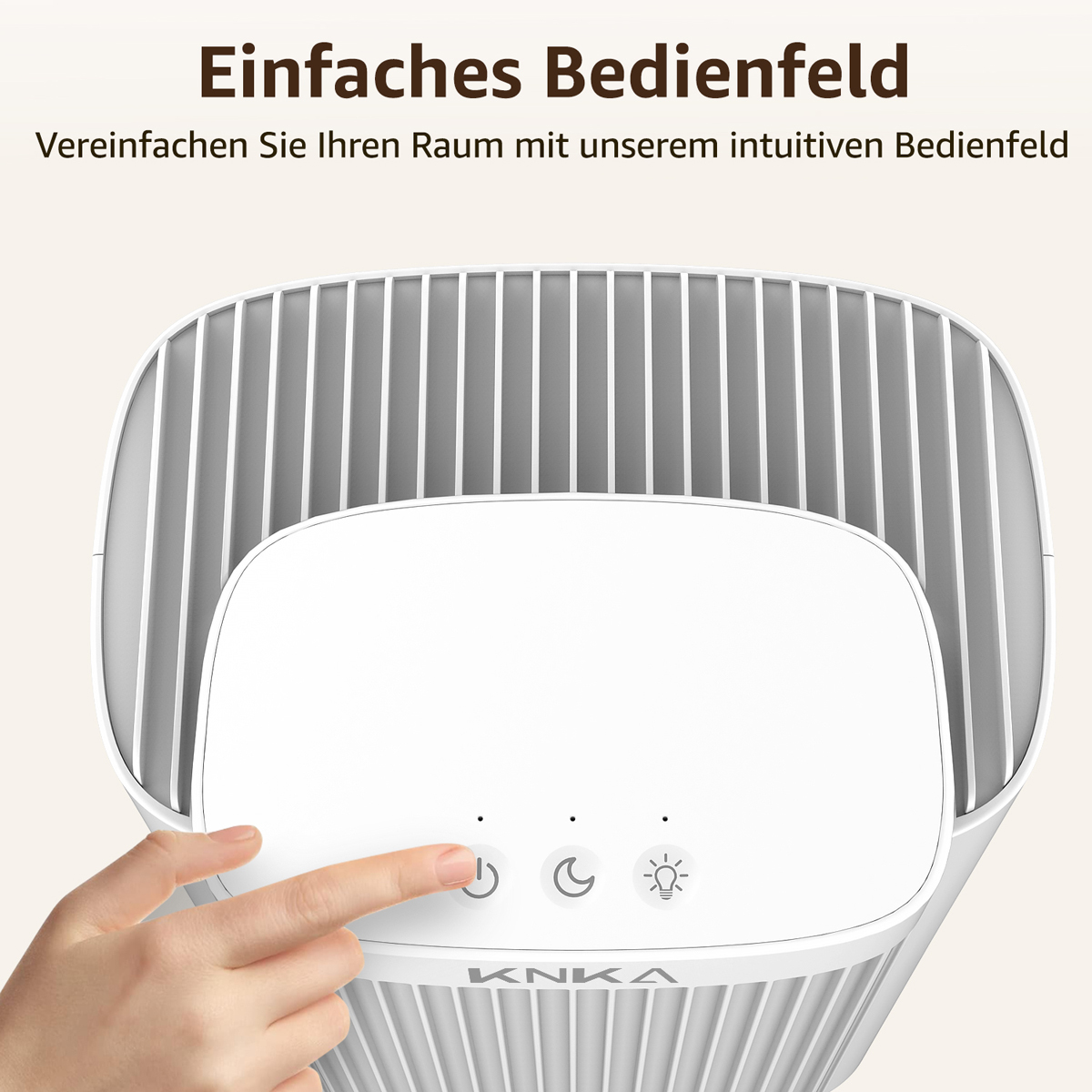Ein weißer Luftreiniger mit Bedienfeld. Eine Hand drückt die Einschalttaste.