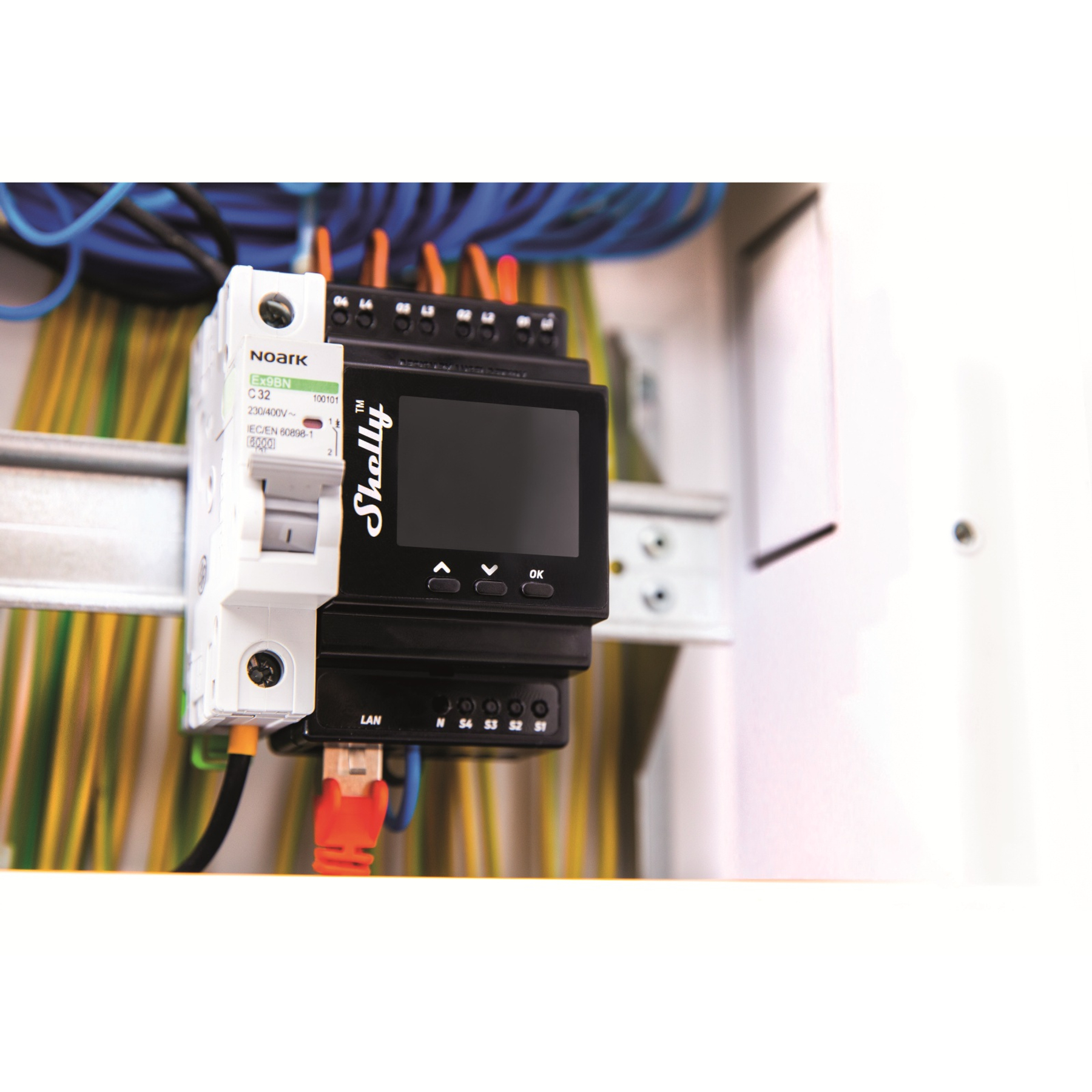 Urządzenie smart home Shally. Czarny ekran, przewody i elementy elektryczne.
