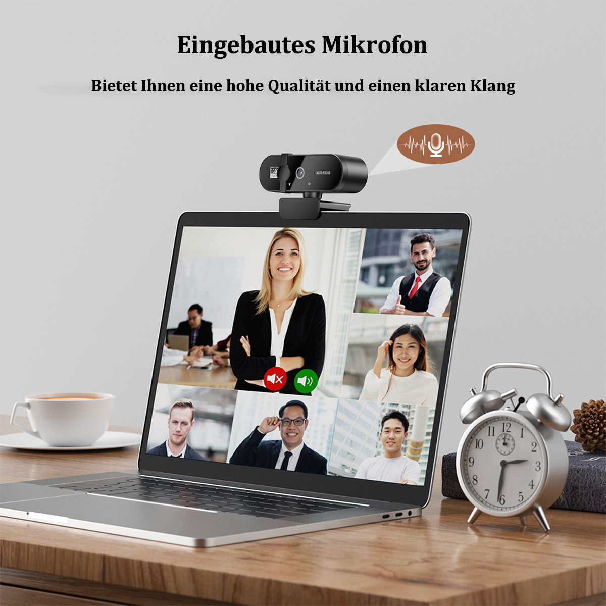 Laptop mit Webcam, zeigt Videoanruf mit mehreren Personen. Holztisch.
