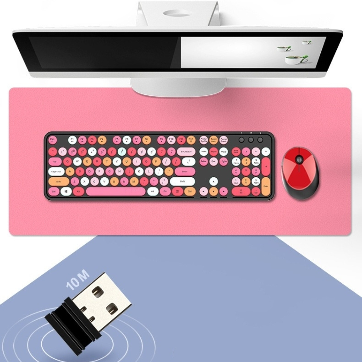 Ein Schreibtisch-Setup. Eine Tastatur, eine Maus und ein Mauspad sind vorhanden. Ein USB-Adapter liegt auf dem Tisch.