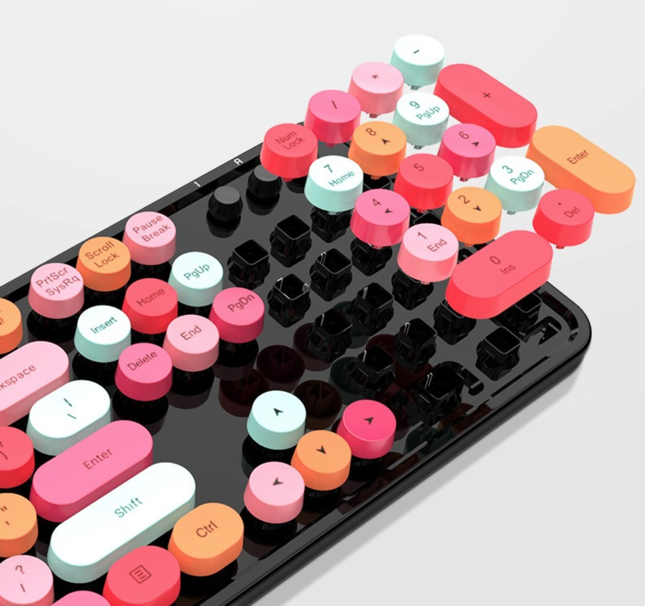 Nahaufnahme einer farbenfrohen mechanischen Tastatur. Runde, bunte Tasten auf schwarzer Basis, Schrägansicht.
