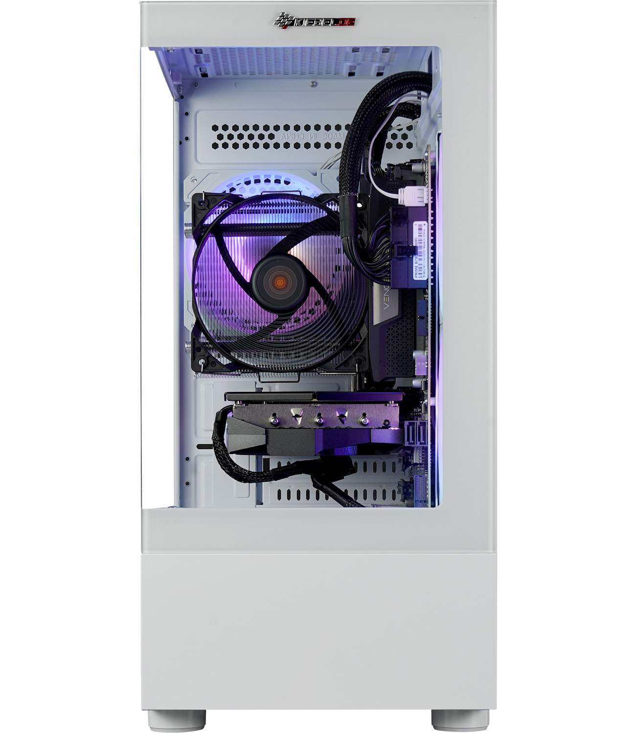 À l'intérieur d'un boîtier d'ordinateur blanc, montrant les composants : refroidisseur de CPU, carte graphique et câblage.