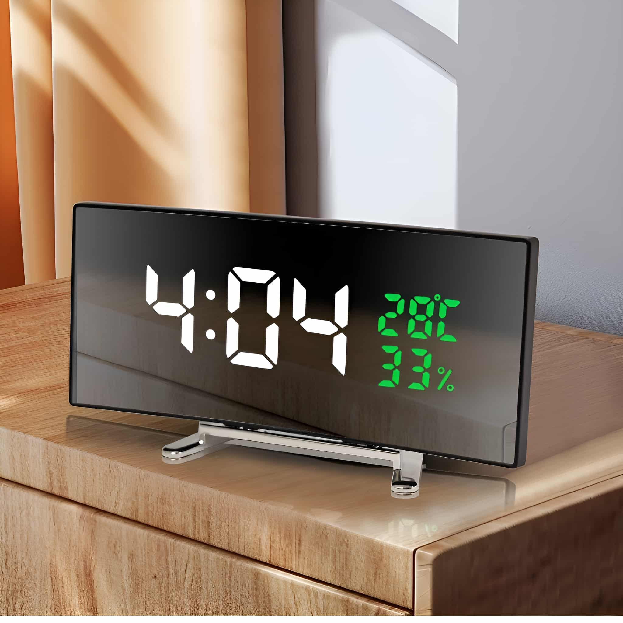 Digitaler Wecker mit Zeit, Temperatur und Luftfeuchtigkeit auf Holzoberfläche.