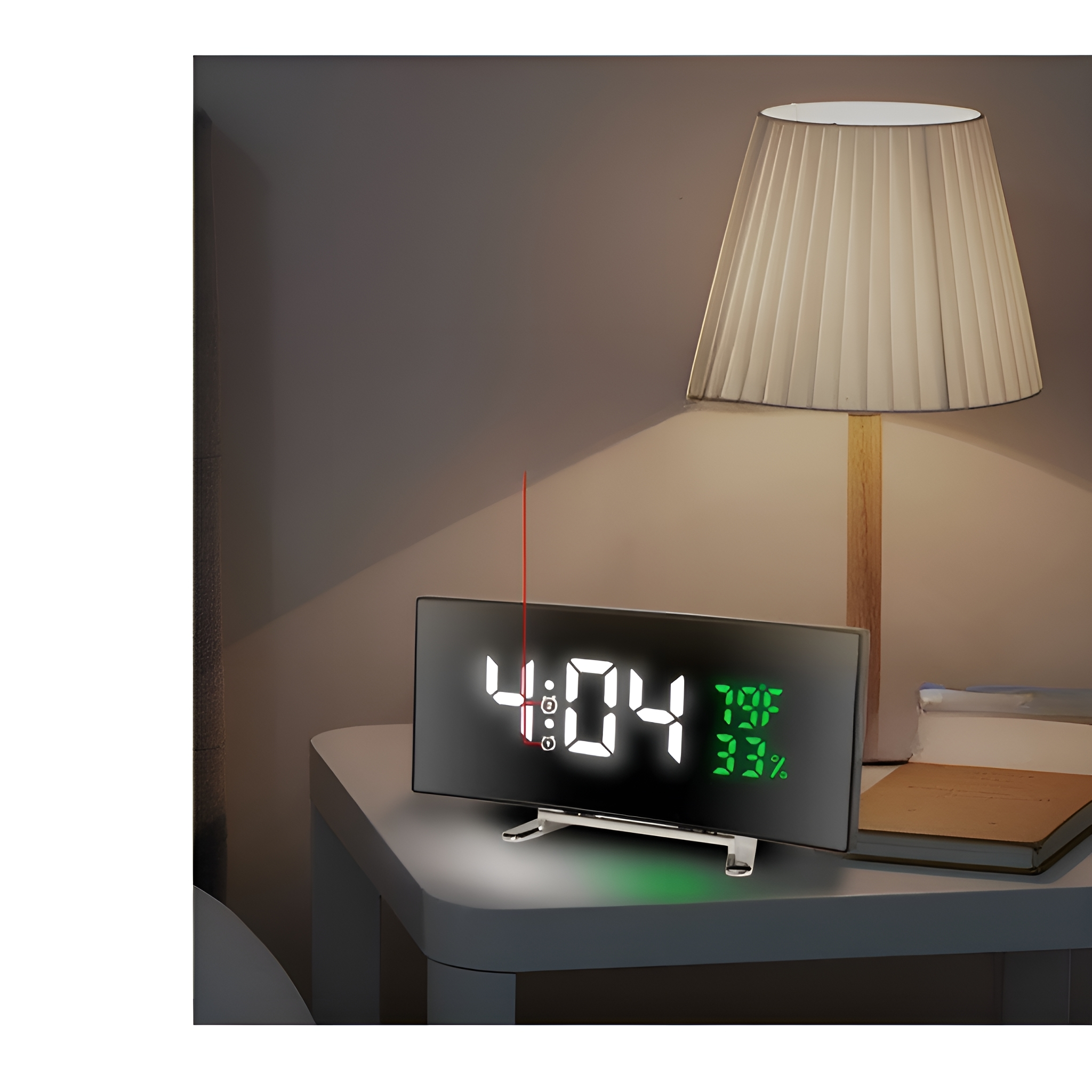 Ein digitaler Wecker mit der Uhrzeit 4:04 und 33% Luftfeuchtigkeit, auf einem Nachttisch mit Lampe.