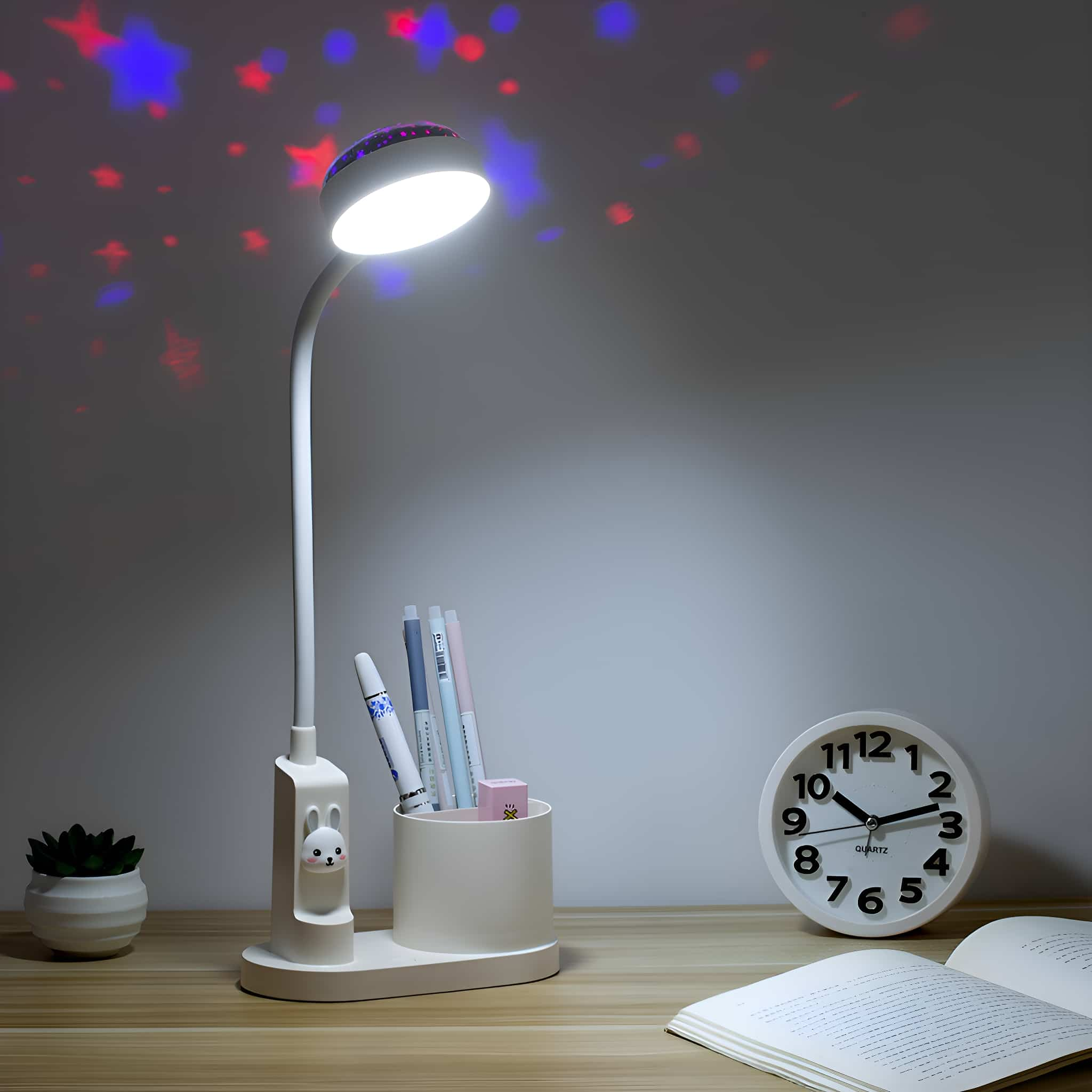 Eine Schreibtischlampe mit weißem Sockel, Stifthalter und Uhr. Die Lampe hat ein Hasen-Design.
