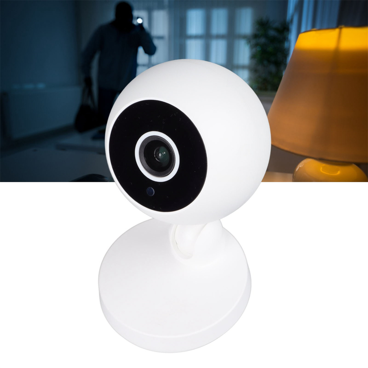 Weiße Überwachungskamera mit schwarzem Objektiv, auf Einbrecher im Hintergrund fokussiert, neben Lampe.