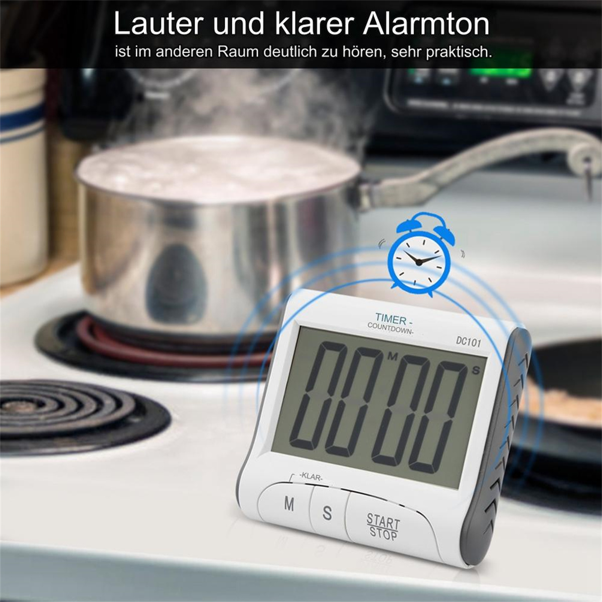 Ein Küchentimer zeigt 00:00 an. Im Hintergrund ein Topf mit kochendem Wasser.
