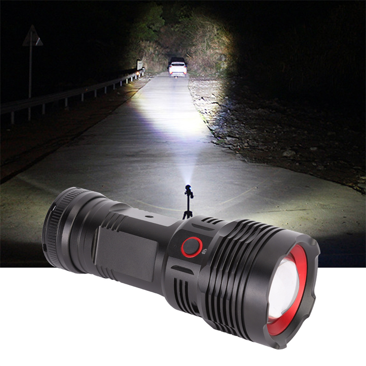 Schwarze Taschenlampe, die Licht auf eine Straße in der Nacht wirft.