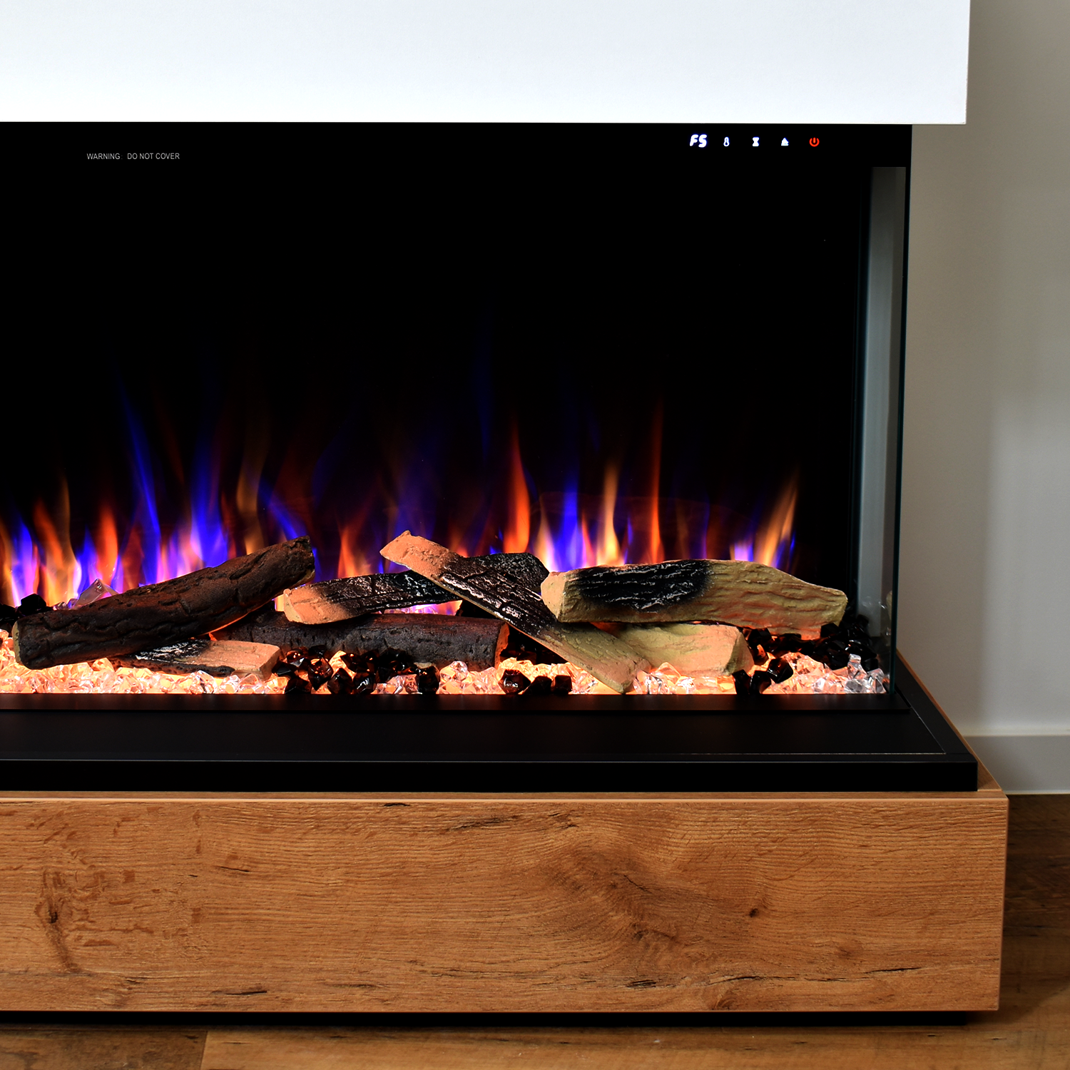 Nahaufnahme eines Kamins mit brennenden Holzscheiten und Flammeneffekt.