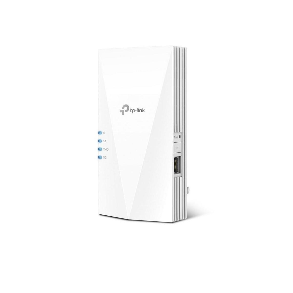 Weißer TP-Link WLAN-Repeater. Es gibt einige Kontrollleuchten und einen Ethernet-Anschluss. Weißer Hintergrund.