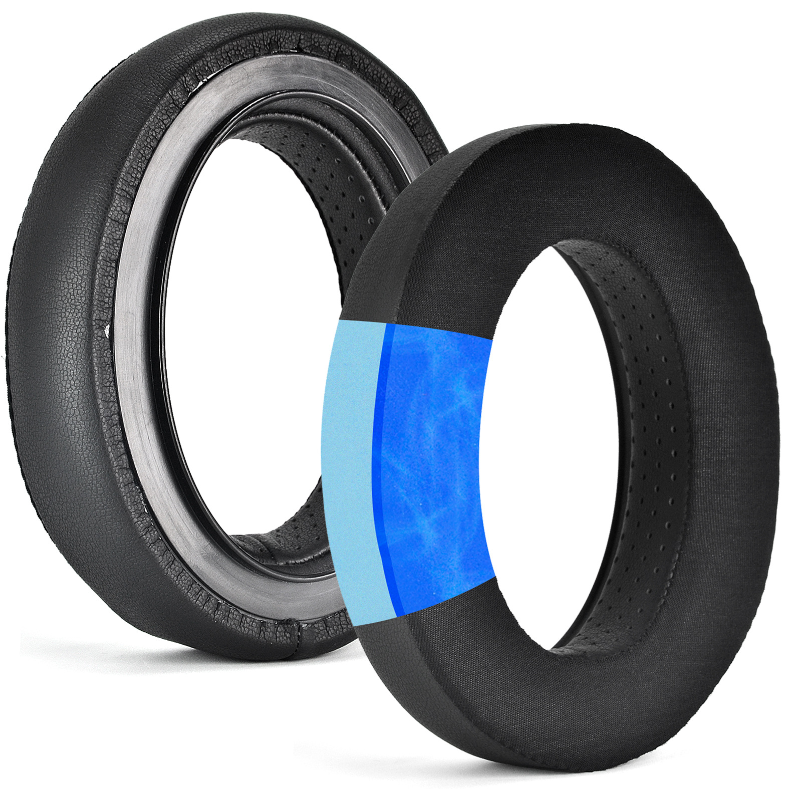Zwei schwarze Kopfhörer-Ohrpolster. Eines hat einen blauen Schaumstoff, das andere nicht.