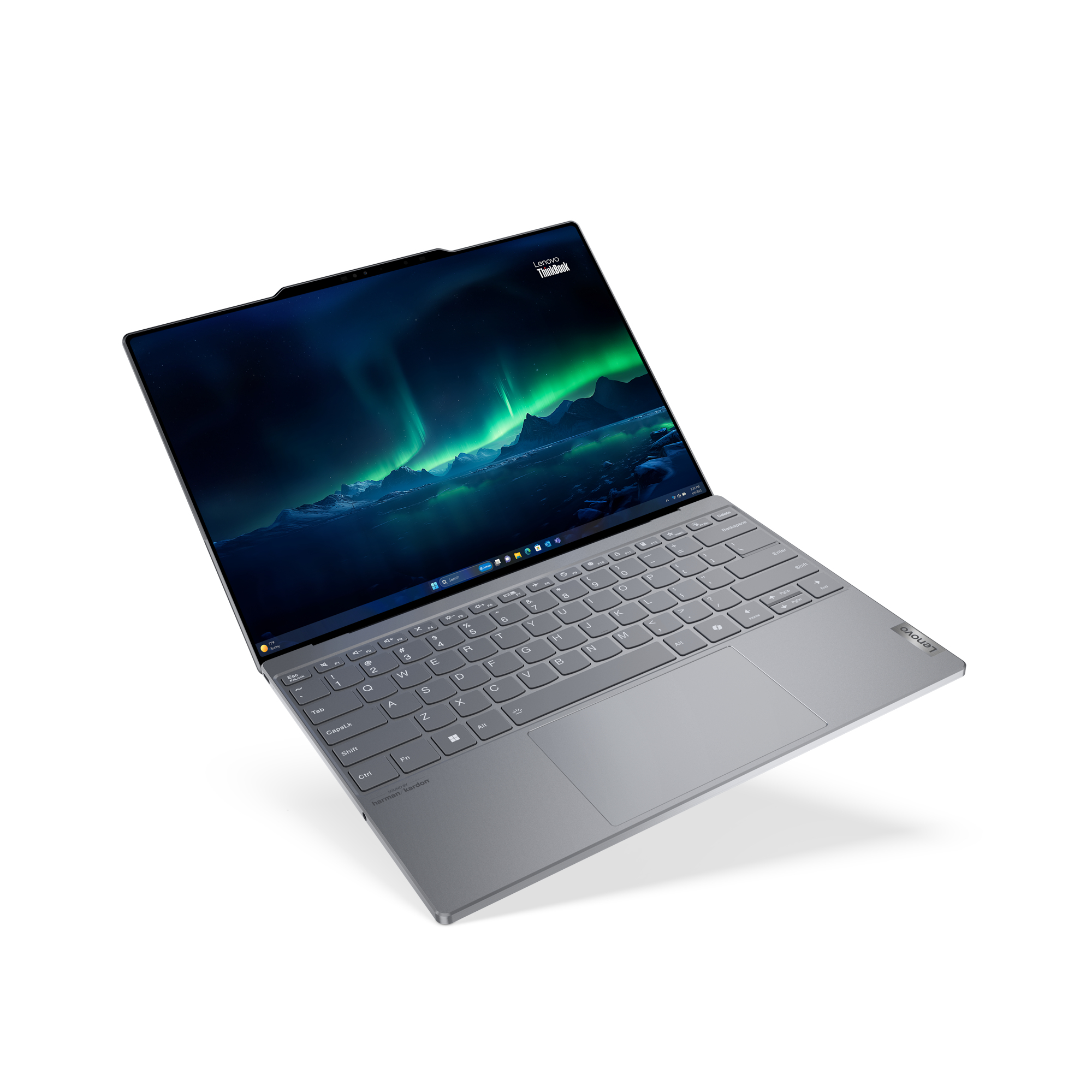 Un laptop Lenovo grigio con uno schermo che mostra una scena naturale.