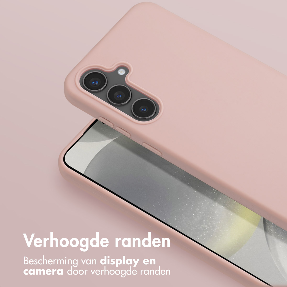 Roze telefoonhoesje op lichtroze achtergrond. Cameralenzen zichtbaar.