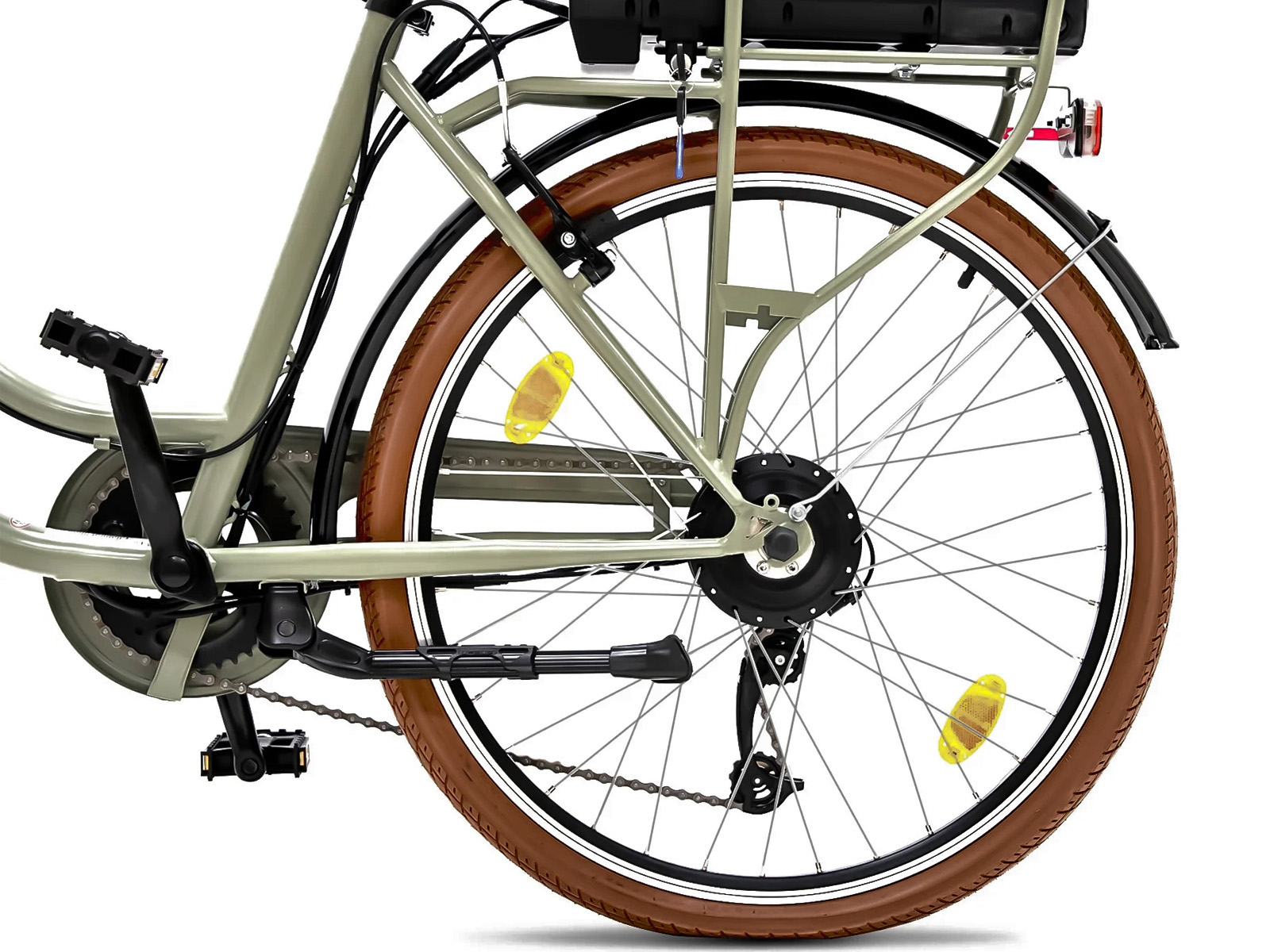 Zbliżenie tylnego koła roweru. Brązowa opona i metalowa rama.