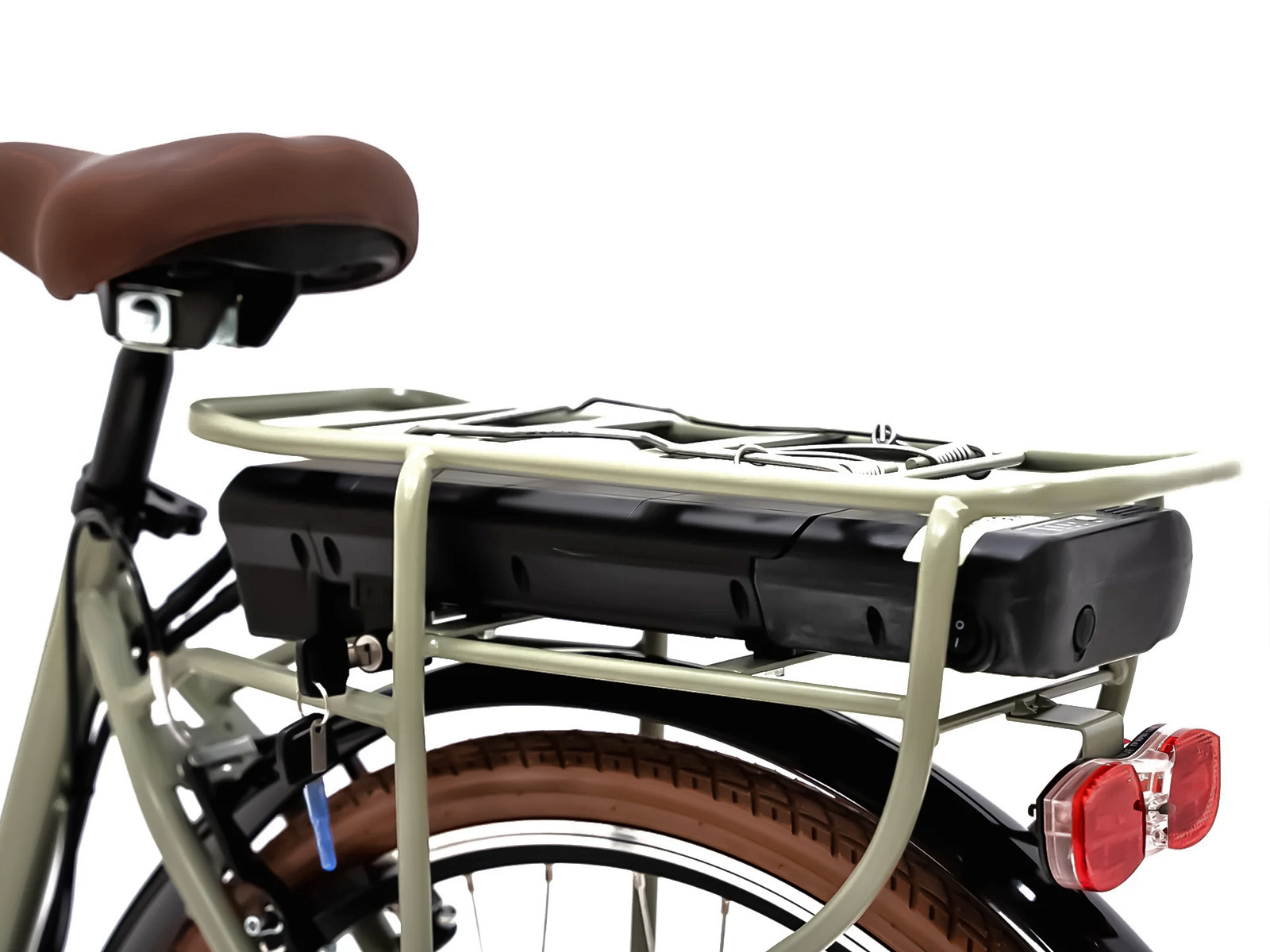 Rower elektryczny z akumulatorem na bagażniku. Brązowe siodełko i opony. Białe tło.