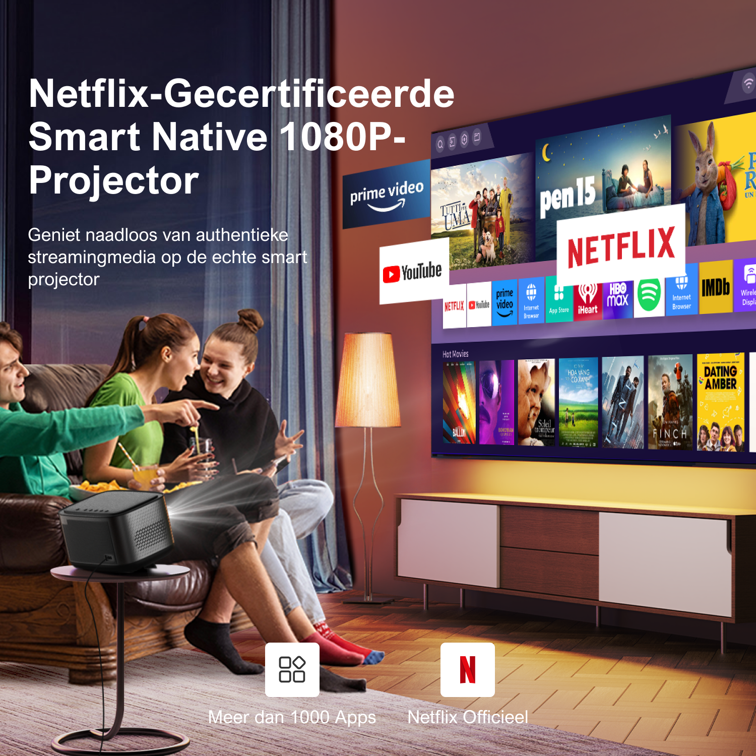 Des personnes regardent un écran de projecteur. L'écran affiche Netflix, YouTube et d'autres icônes d'applications.