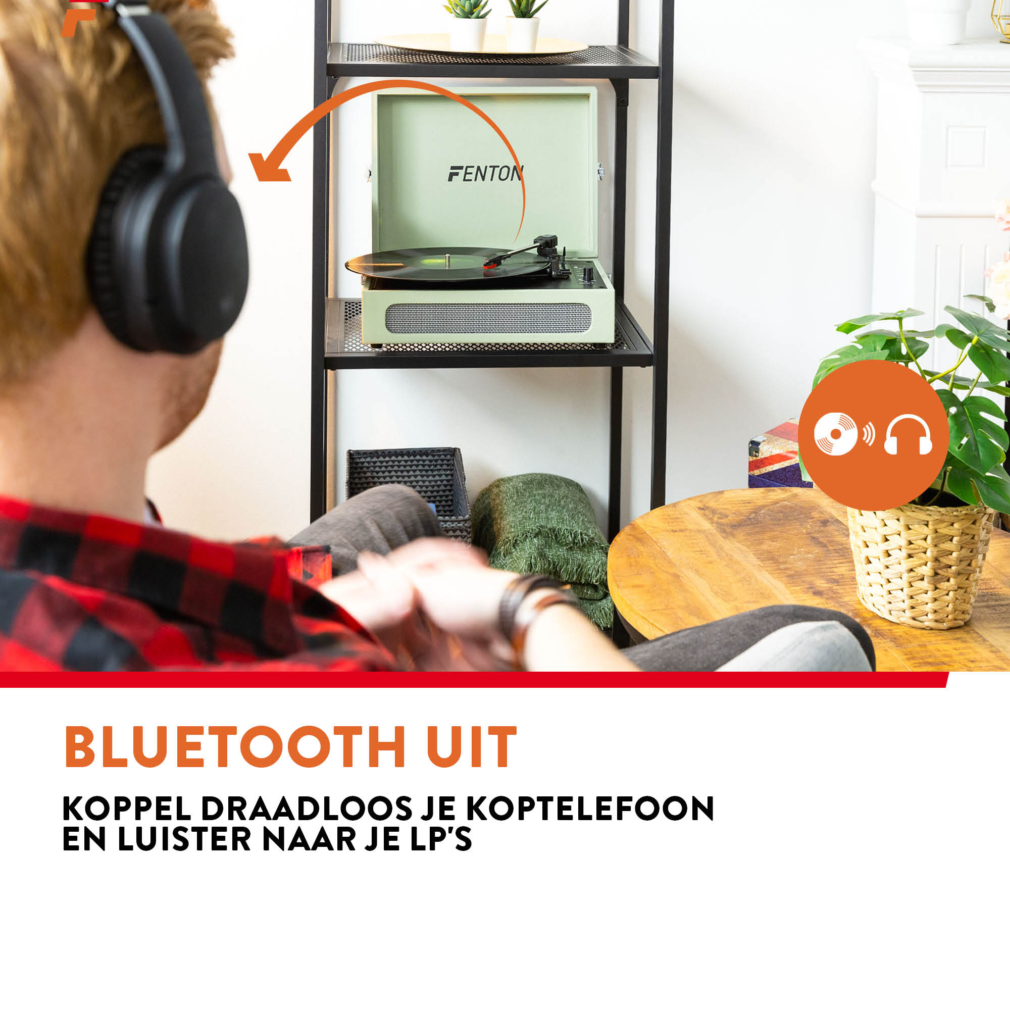Un hombre escuchando música de un tocadiscos. Texto: Bluetooth apagado. Conecta tus auriculares y escucha.
