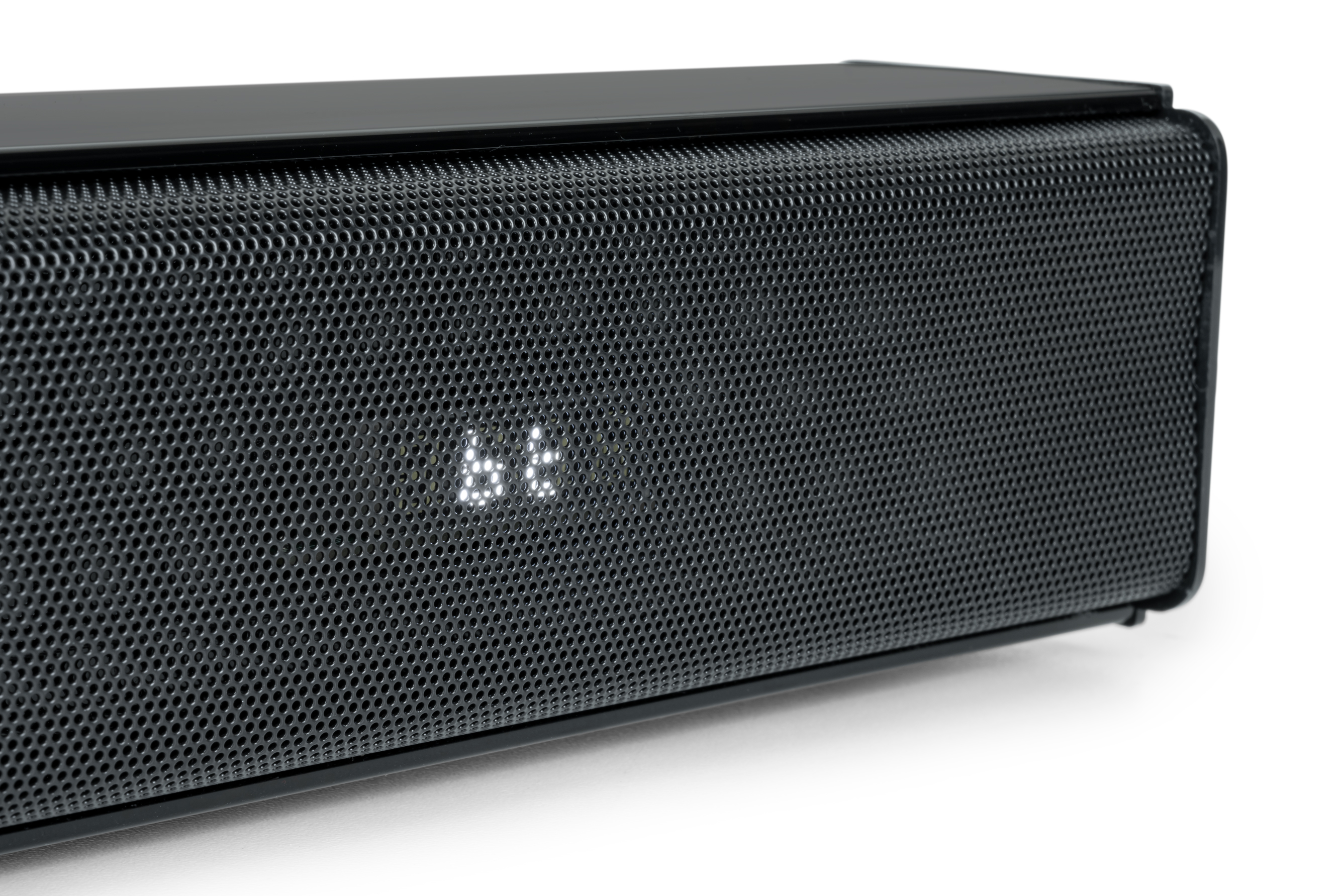 Czarny soundbar z siatkowym przodem. Wyświetlacz pokazuje 'bt'.