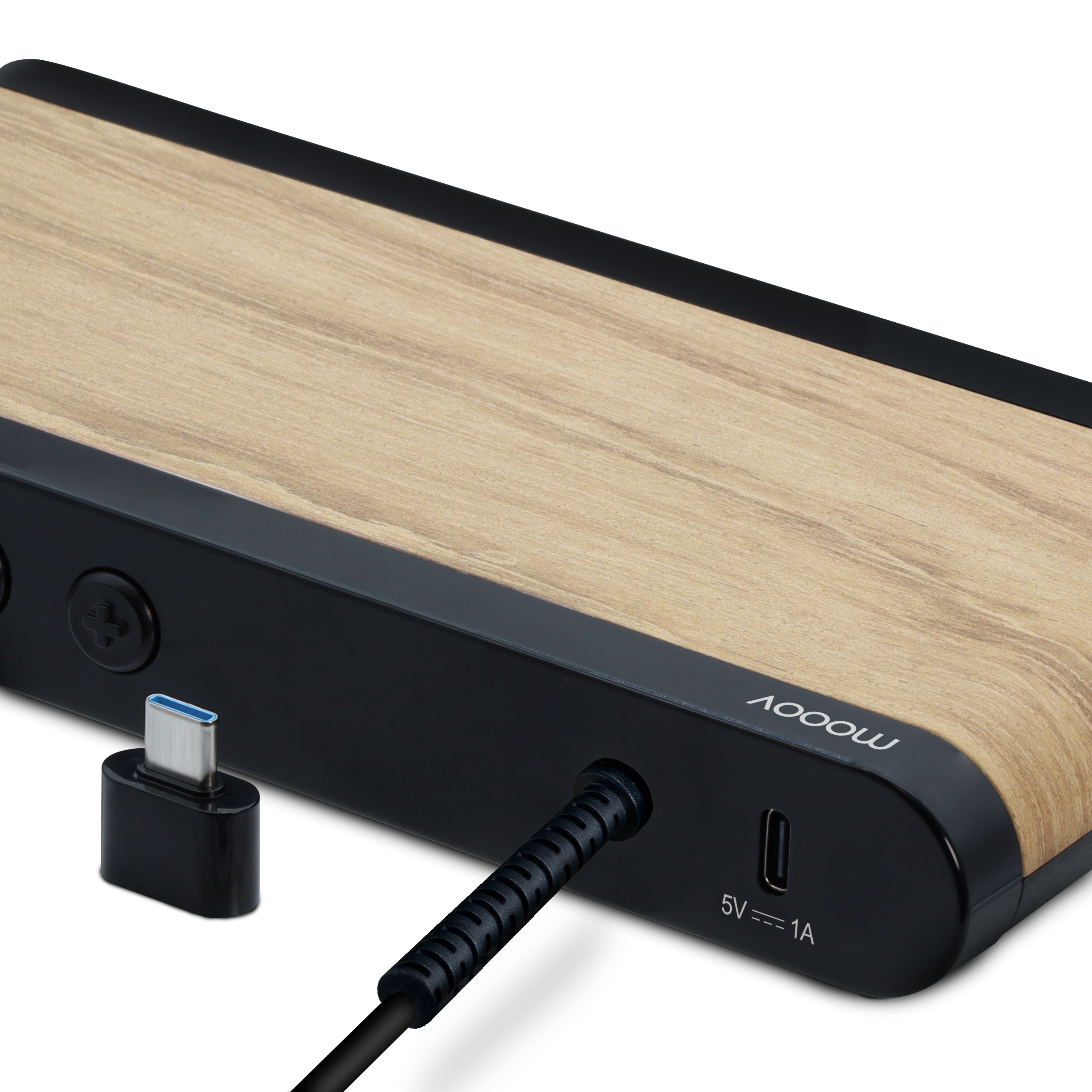 Banco de energía con textura de madera, borde negro y cable USB-C conectado.