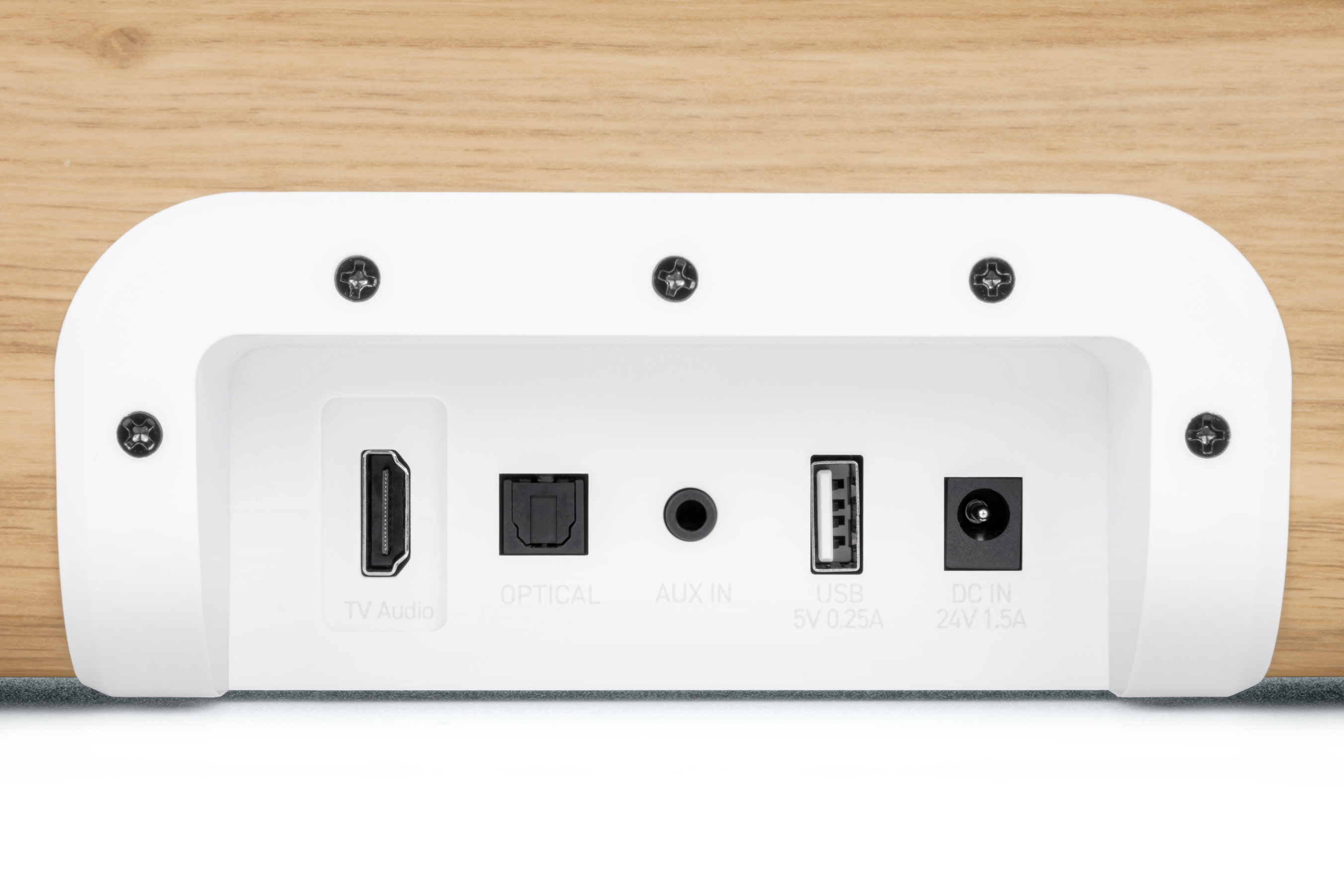 Zbliżenie tylnego panelu białego soundbaru z portami: HDMI, Optyczne, AUX, USB, DC.