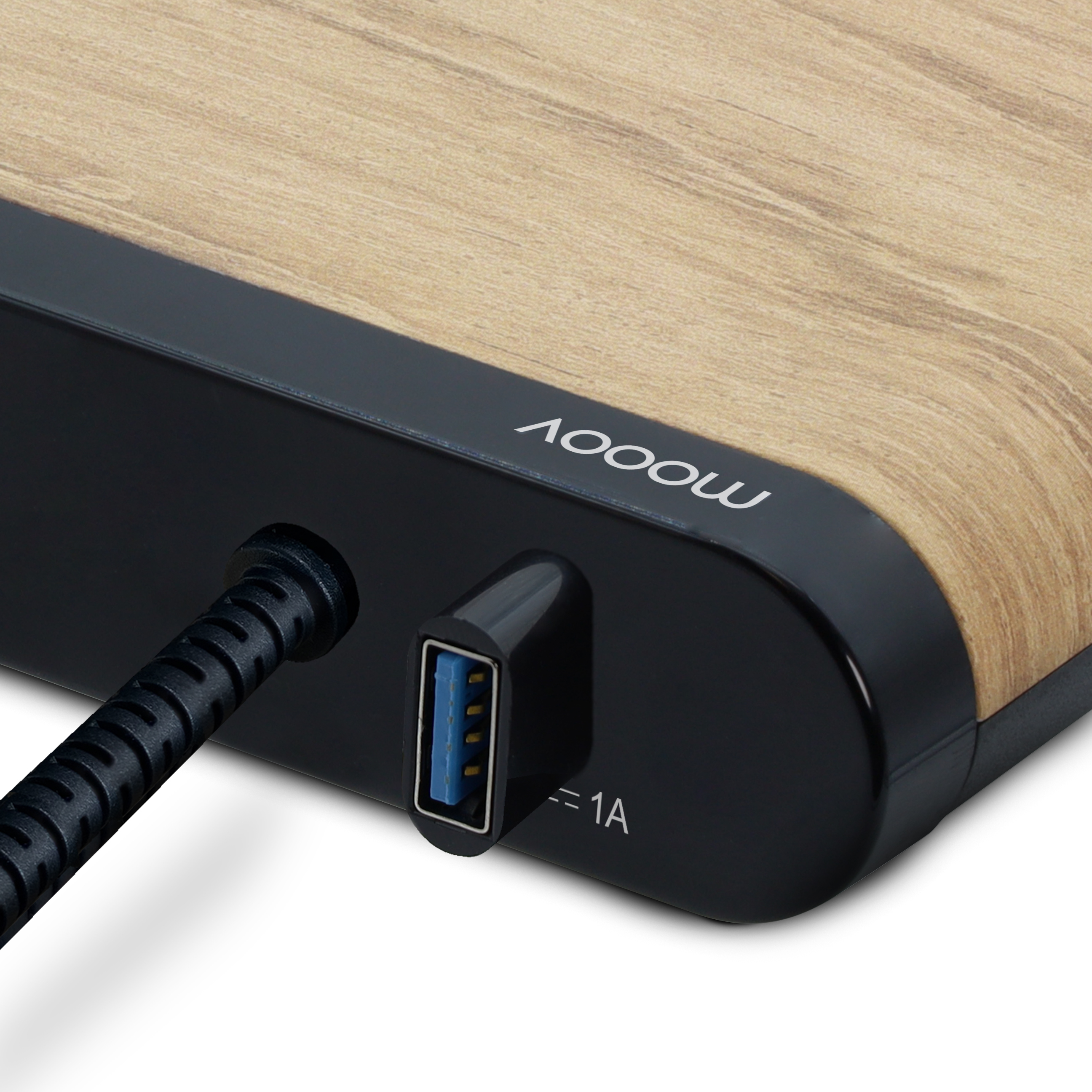 Primer plano de un adaptador de corriente con puerto USB y textura de madera.