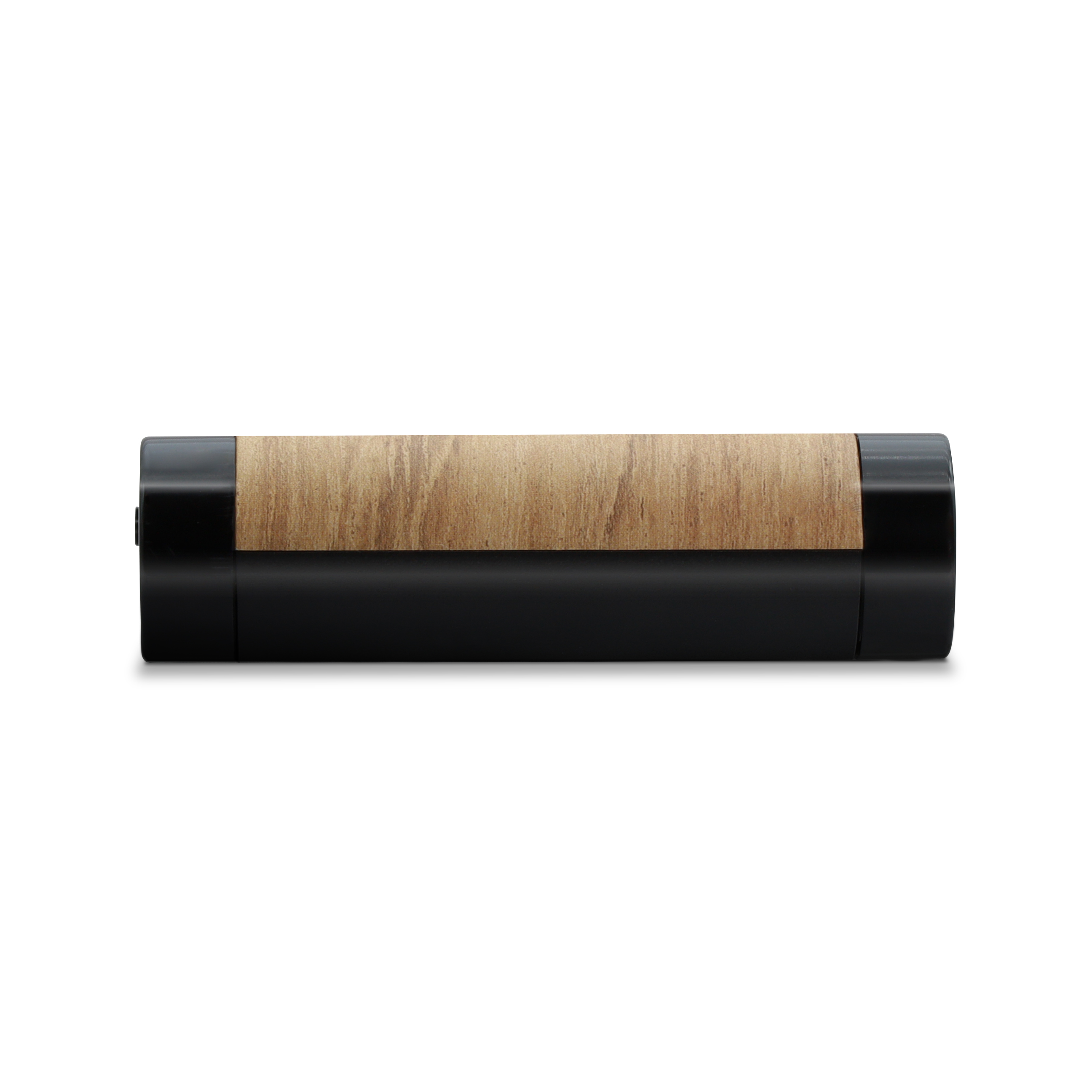 Un objeto cilíndrico negro y de madera sobre fondo blanco.