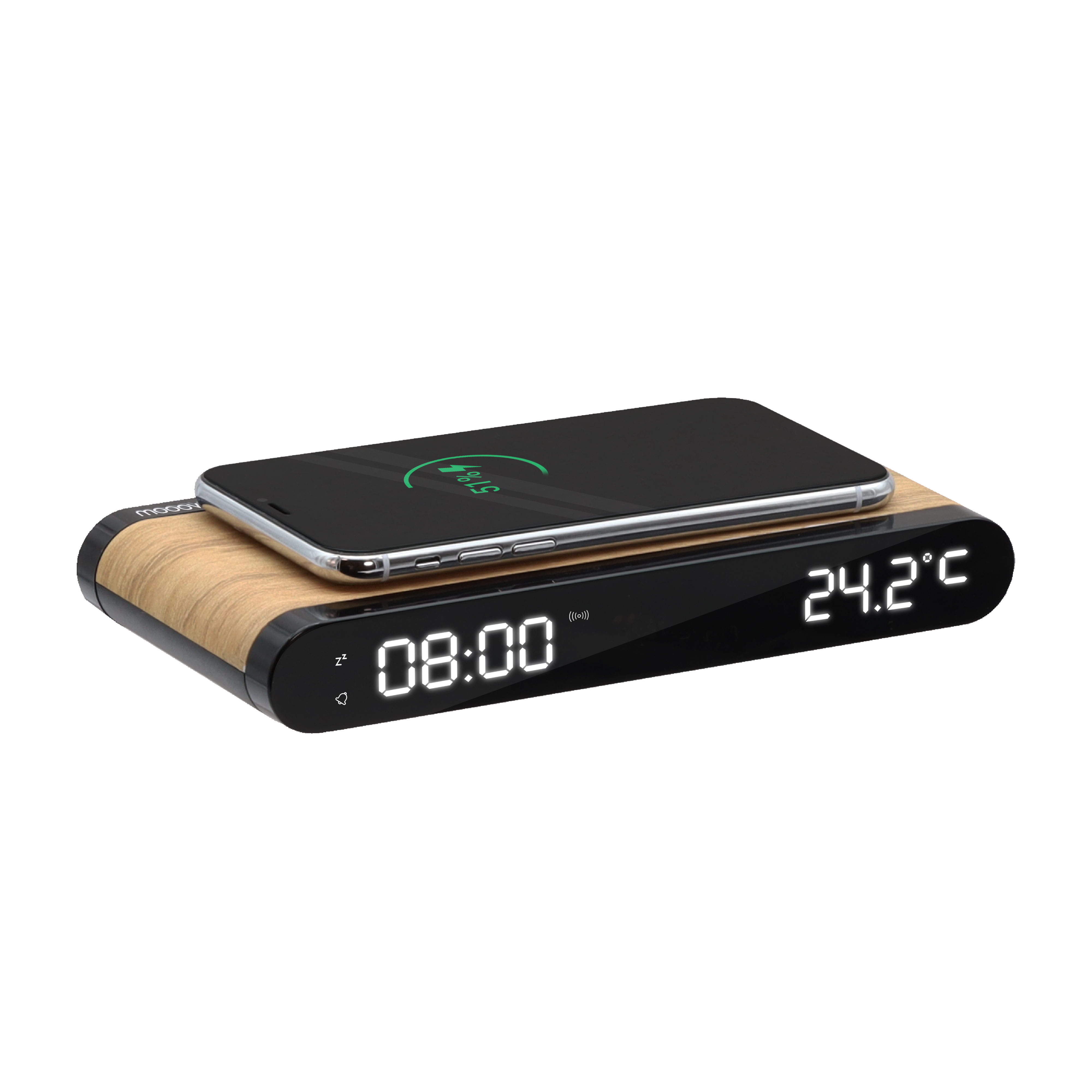 Un teléfono negro cargando en un cargador inalámbrico con vetas de madera, con una pantalla de reloj digital.