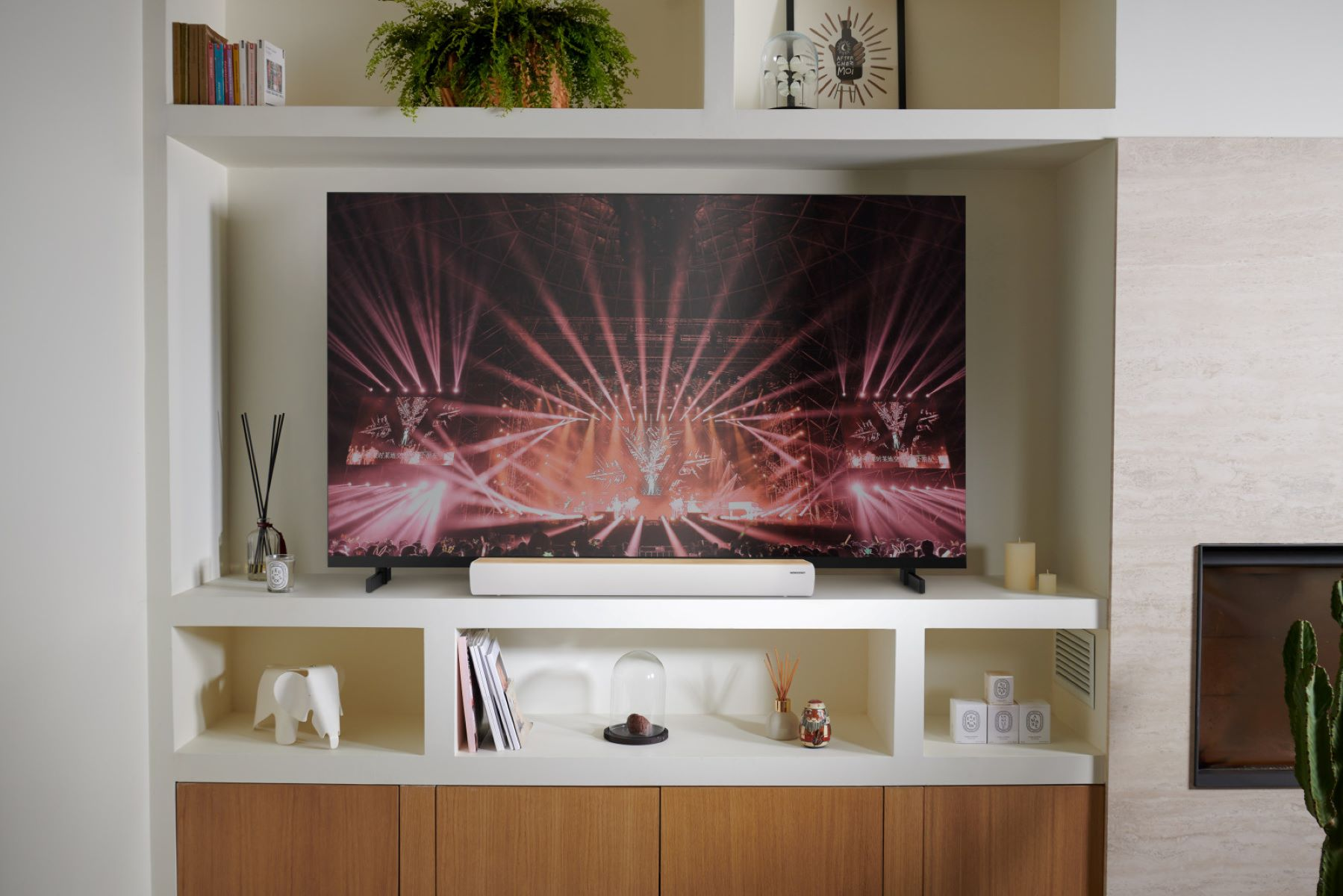 Nowoczesny salon z dużym telewizorem na meblu.